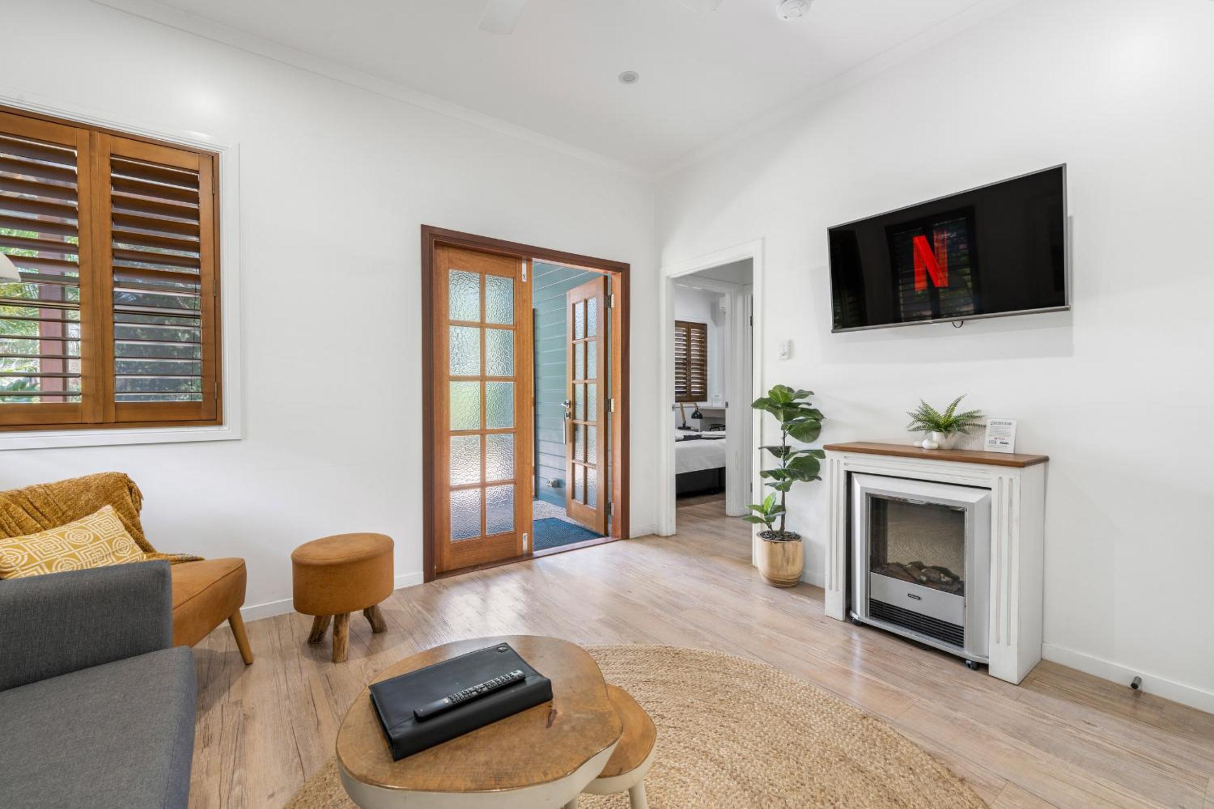 Cozy One-Bedroom Apartment with garden view(Close to the road)