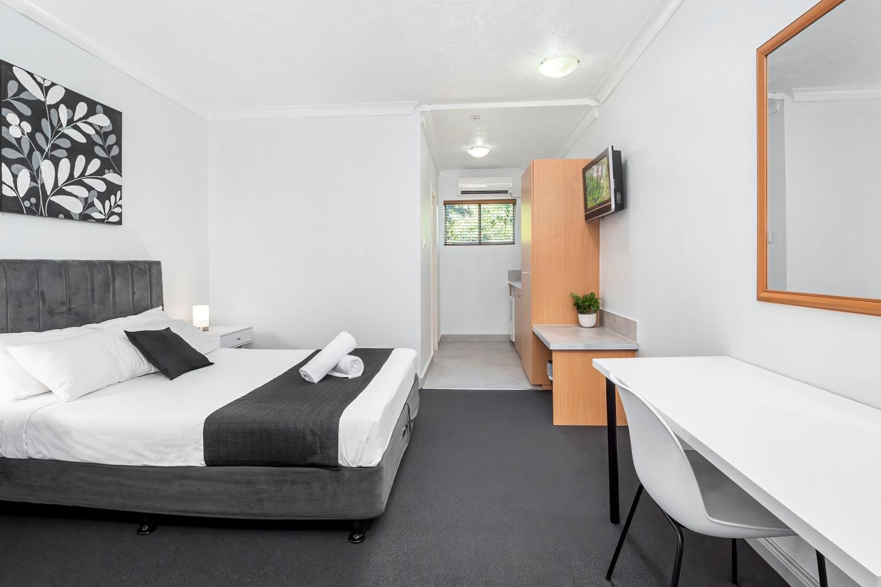 Deluxe Queen Room (Not Pet Friendly) photo 1