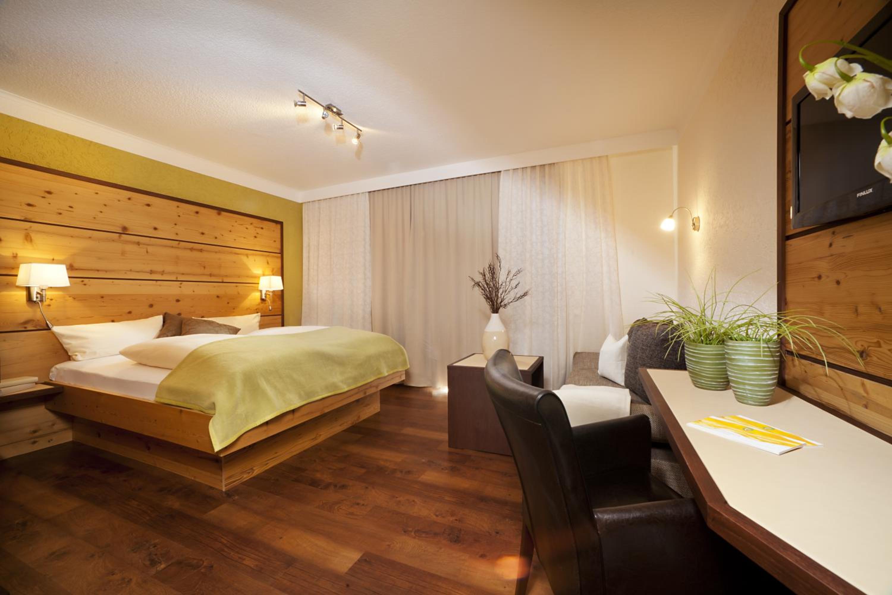 Double Room with Balcony or Terrace and Mountain Views photo 2