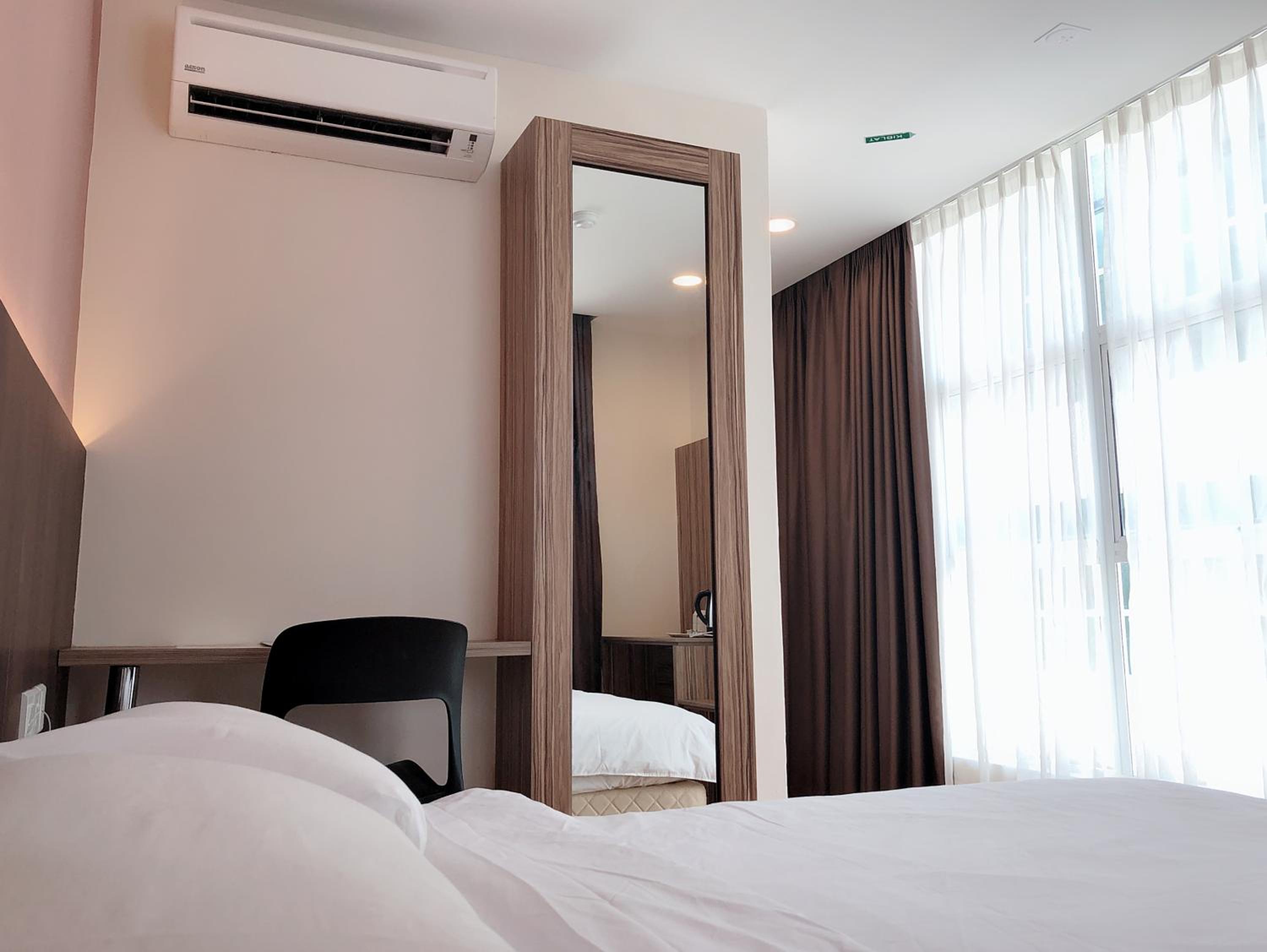 Business Queen Room