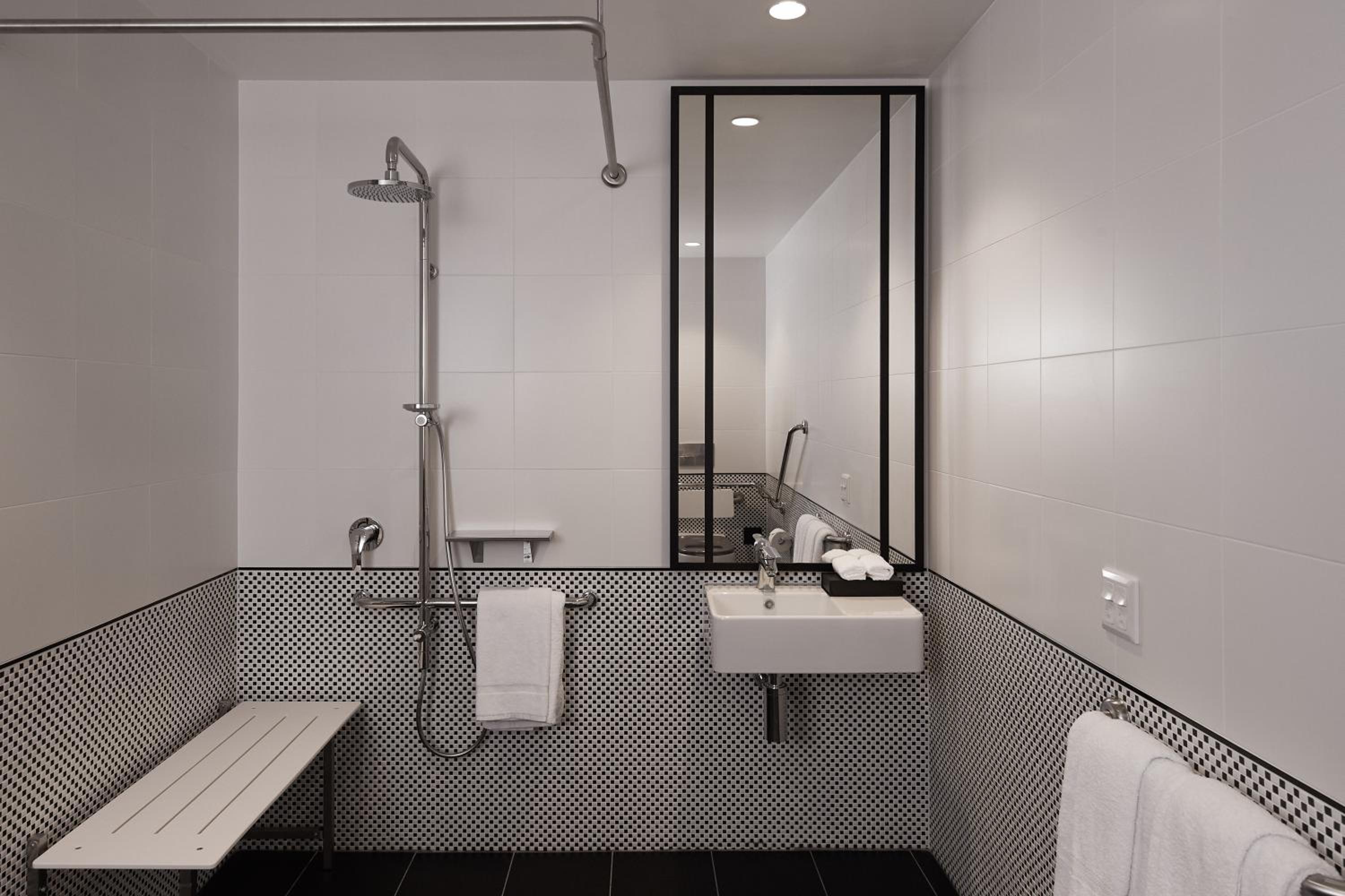 Standard King Room - Accessible - Photo 4