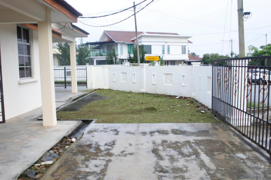 Three-Bedroom House photo 2