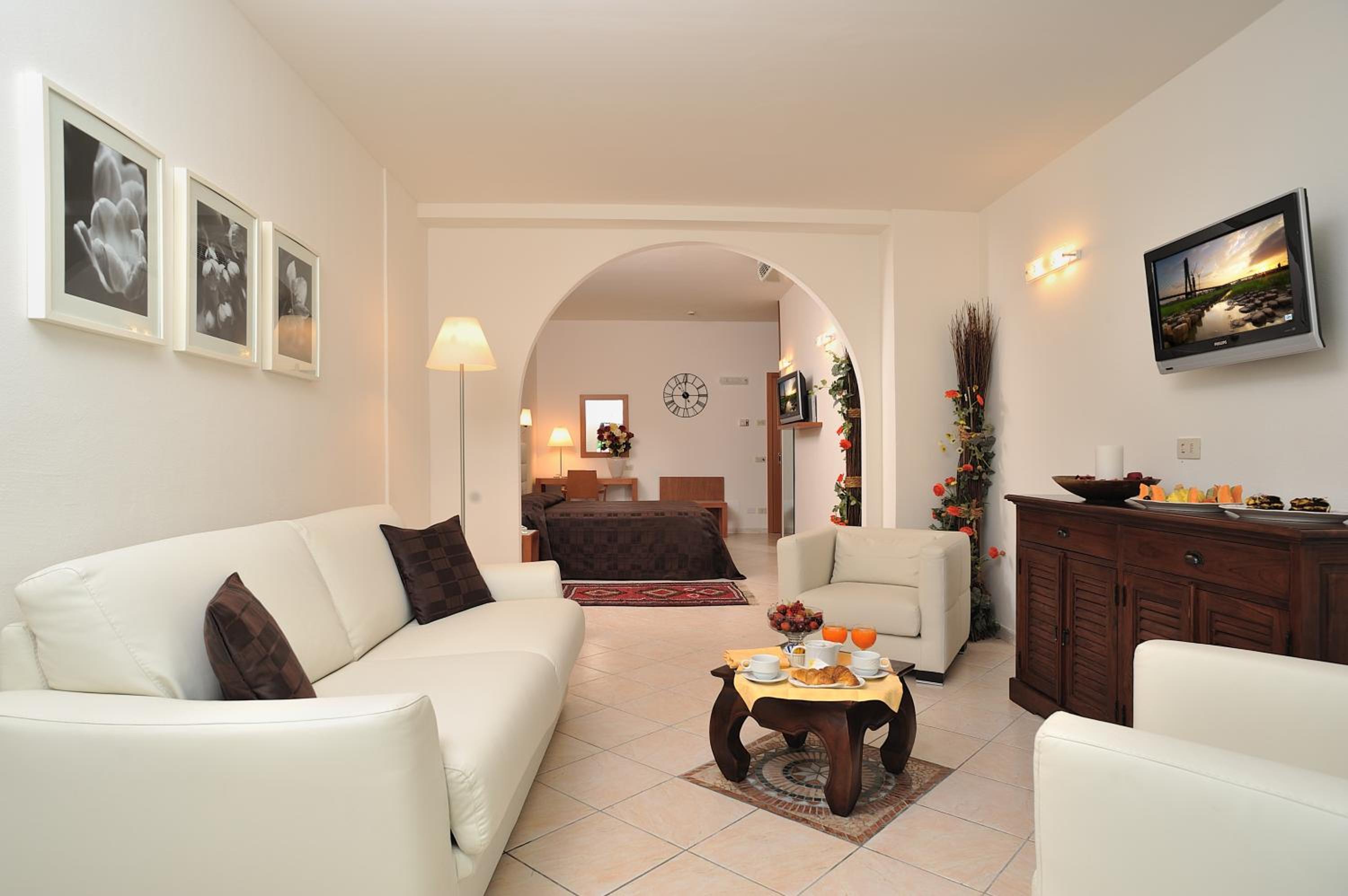 Suite - Photo 16