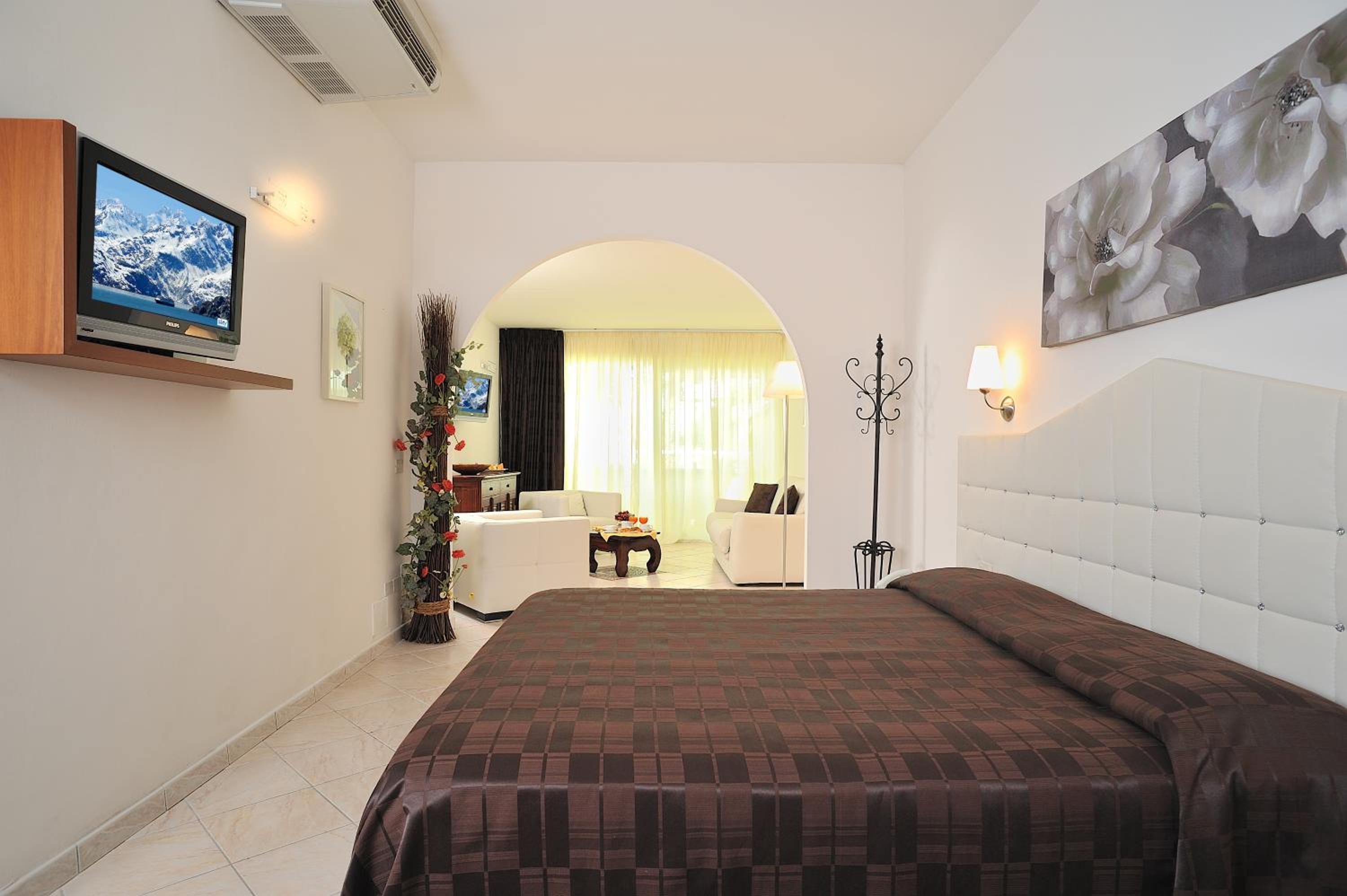 Suite - Photo 13