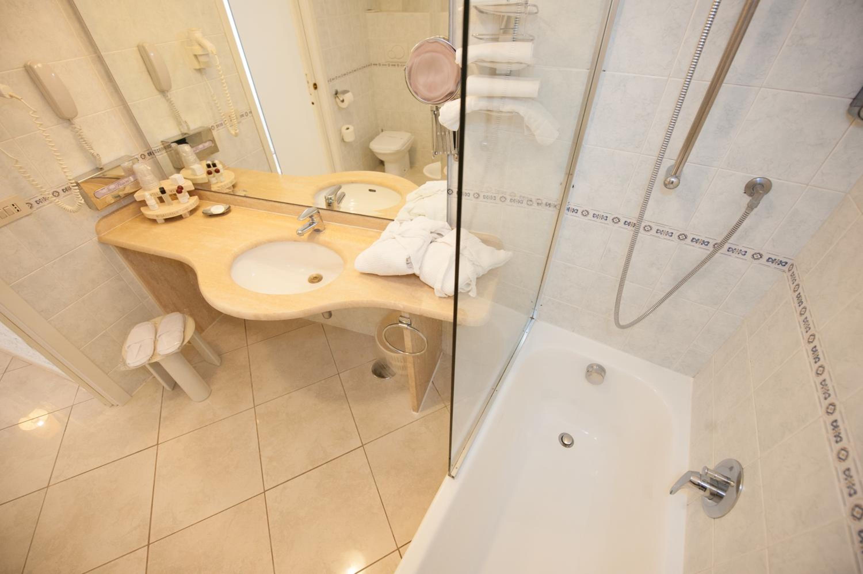 Standard Double Room - No Sea View - Photo 4