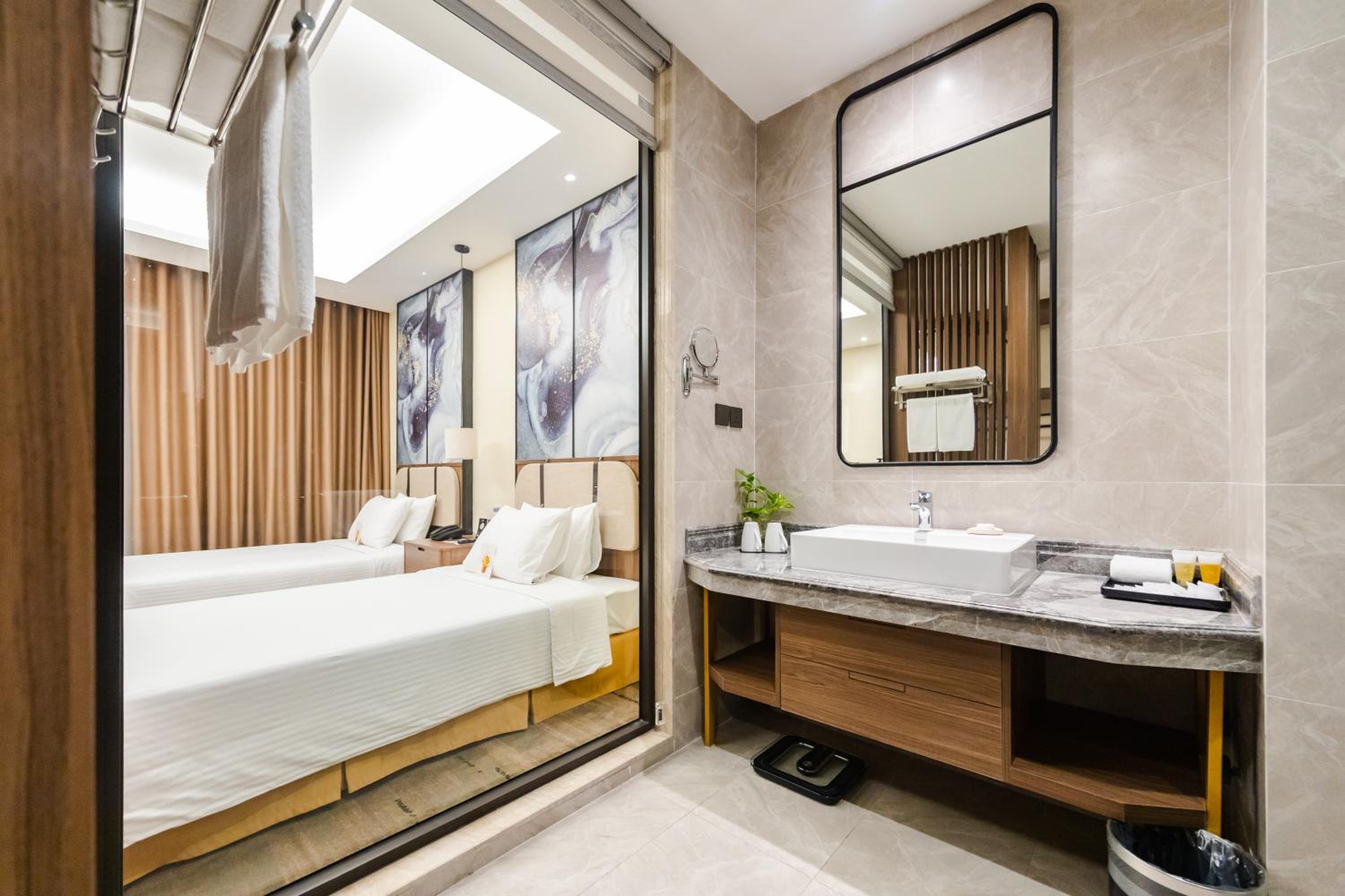 Deluxe Twin Room with City View - Photo 7