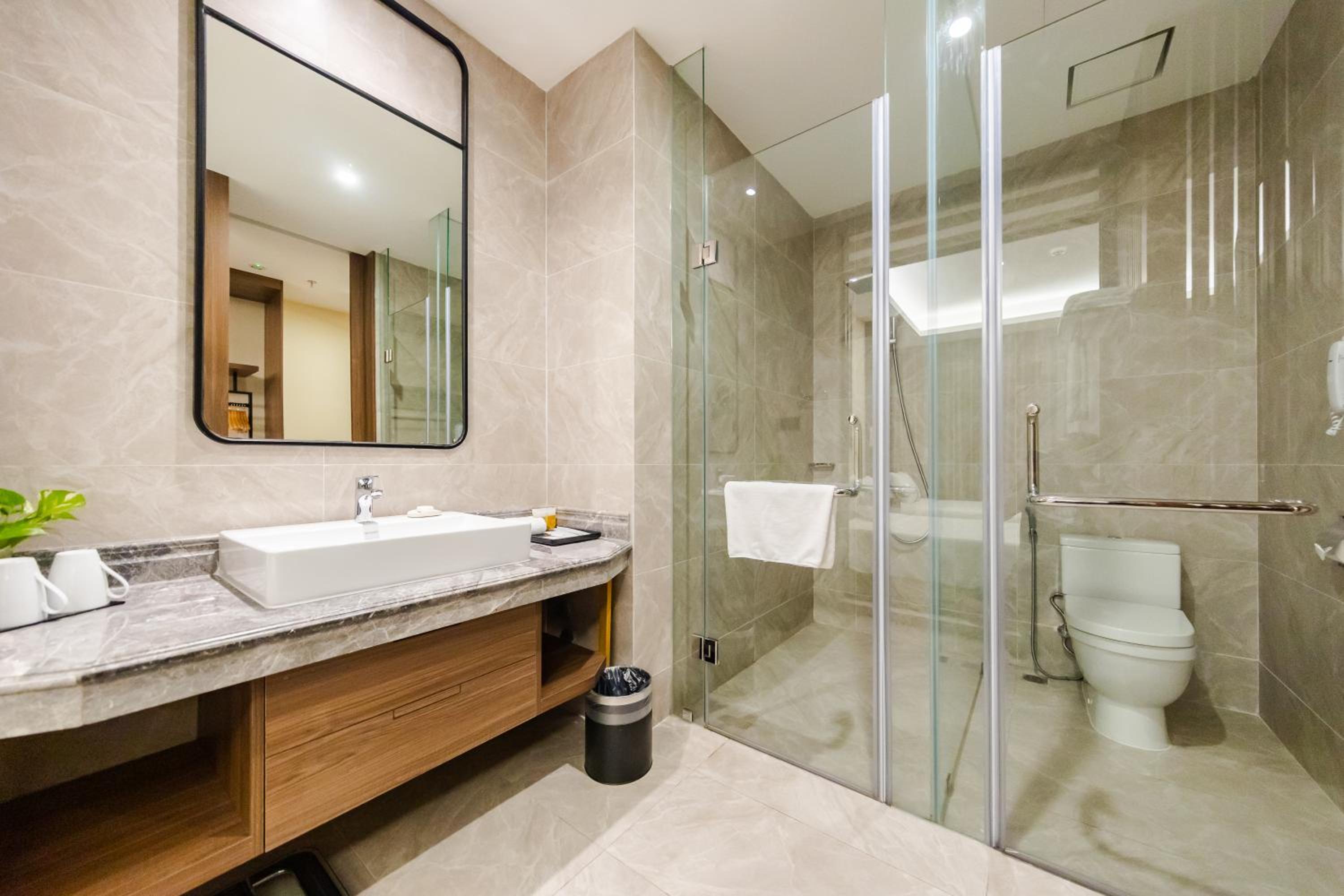 Deluxe Twin Room with City View - Photo 3