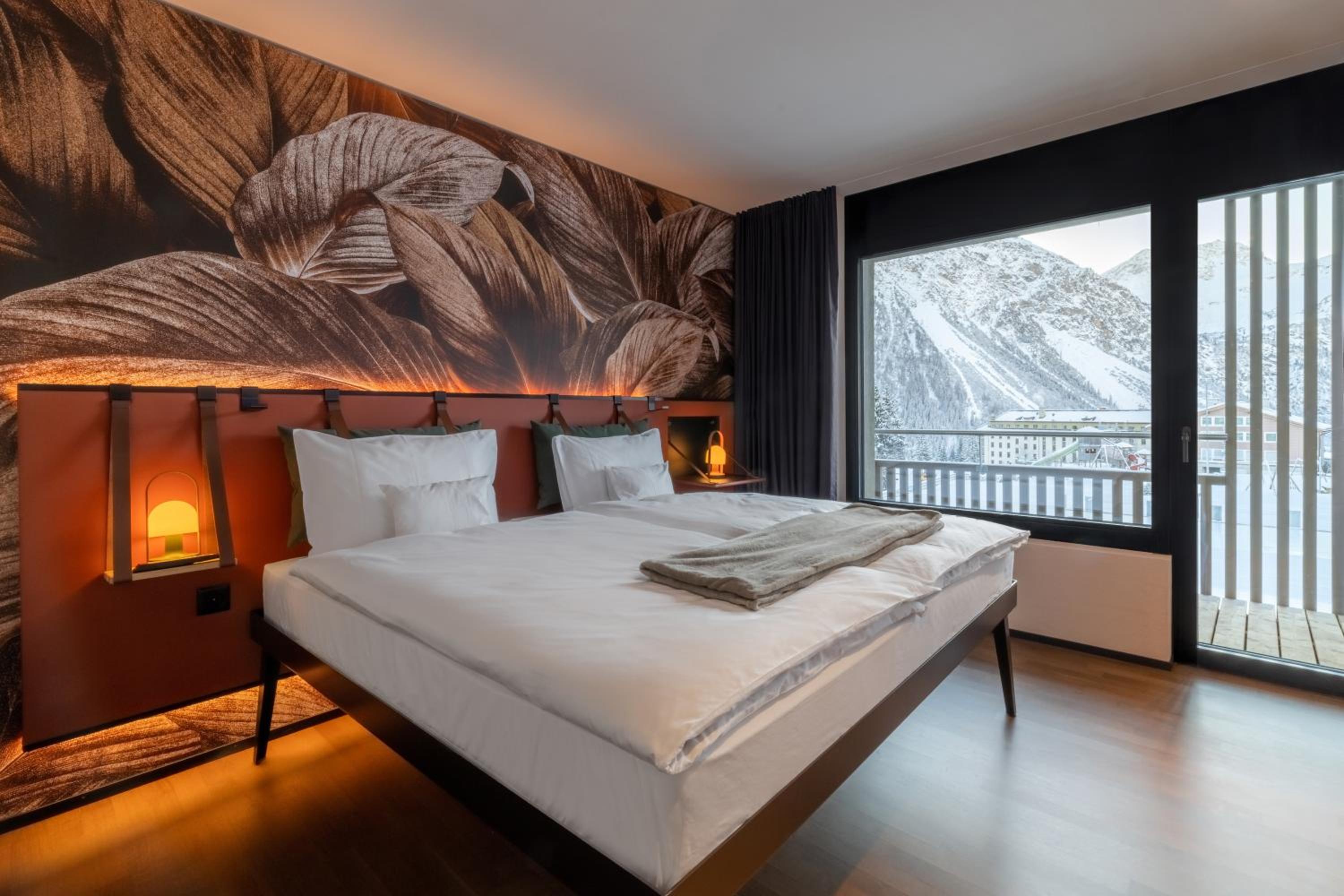 Lifestyle Mountain View Room with Balcony - Photo 4
