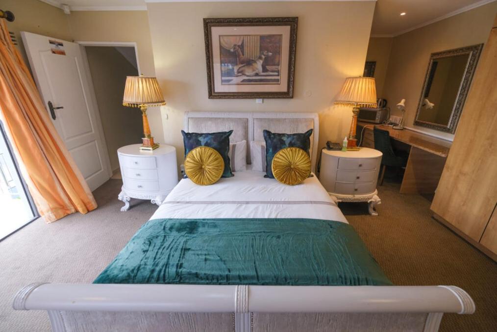 Queen Room photo 2
