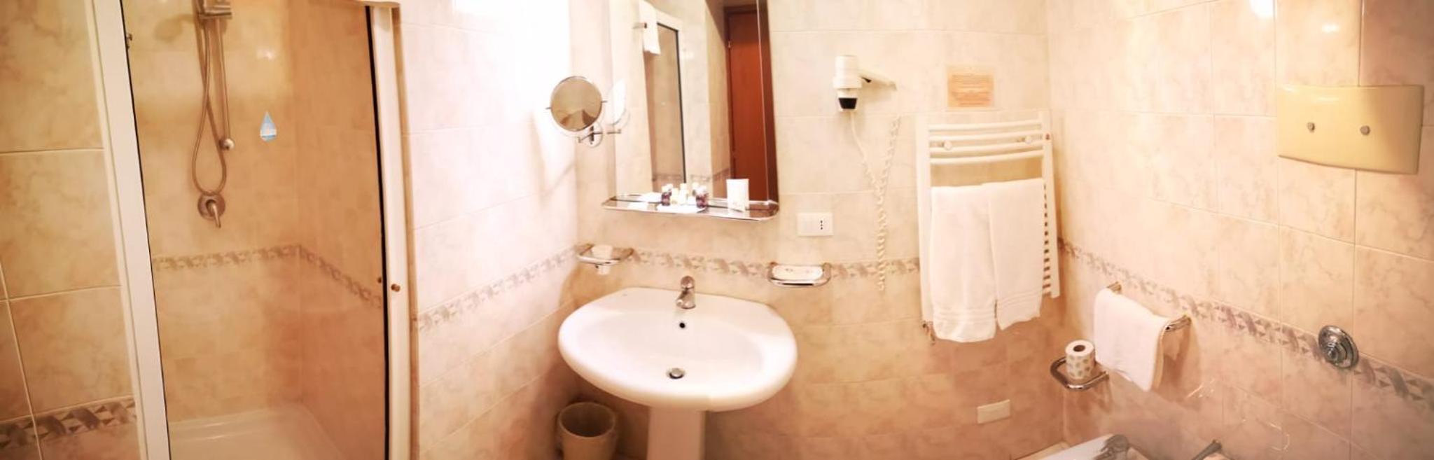 Double or Twin Room - Photo 4