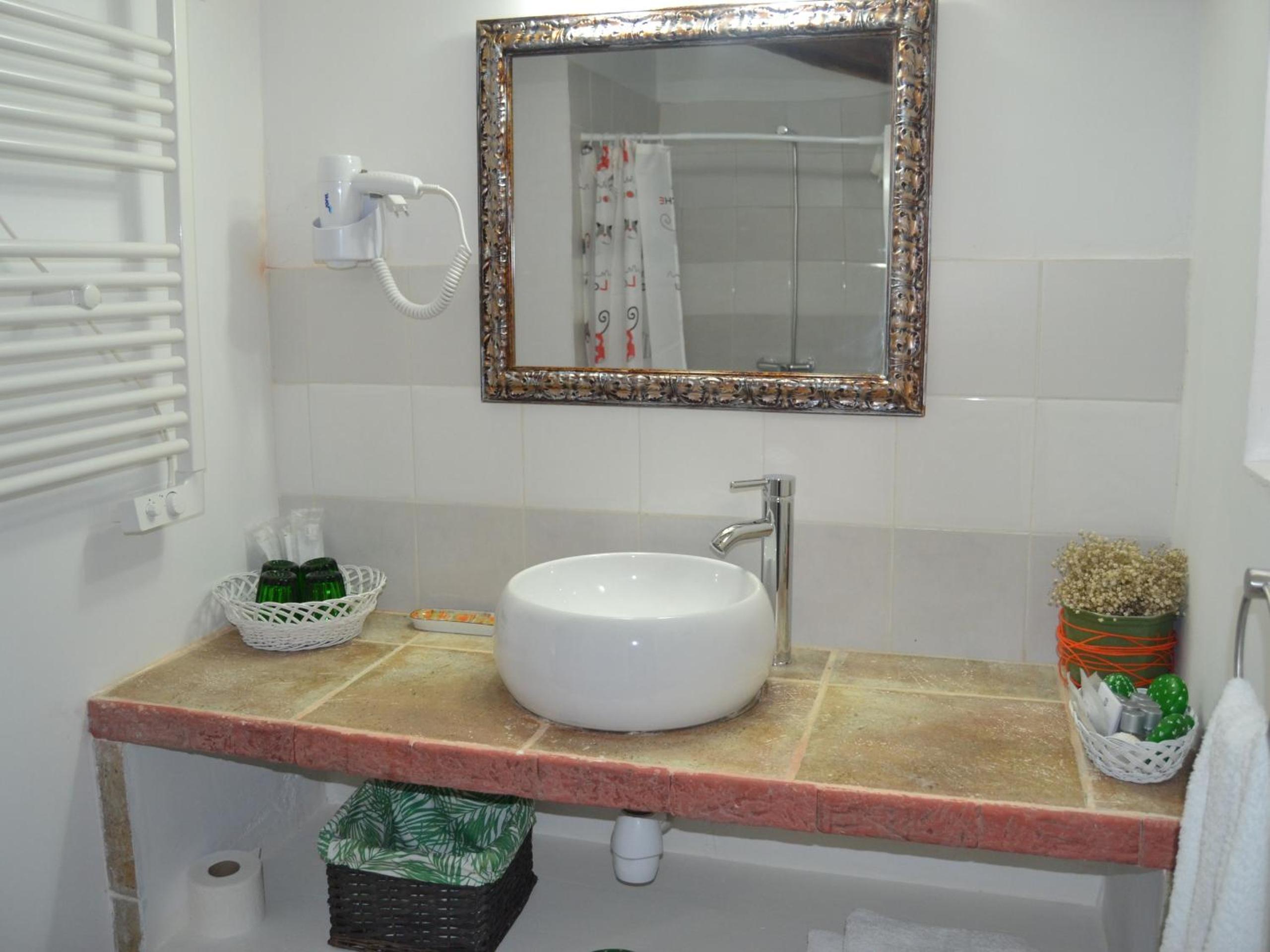 Quadruple Room with Private Bathroom photo 2