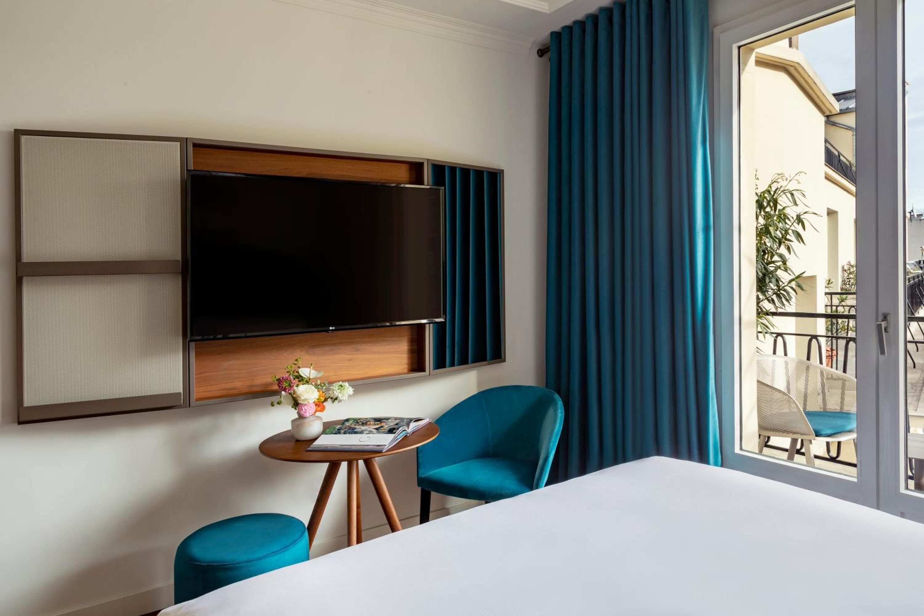 Deluxe Room with Balcony thumbnail 6