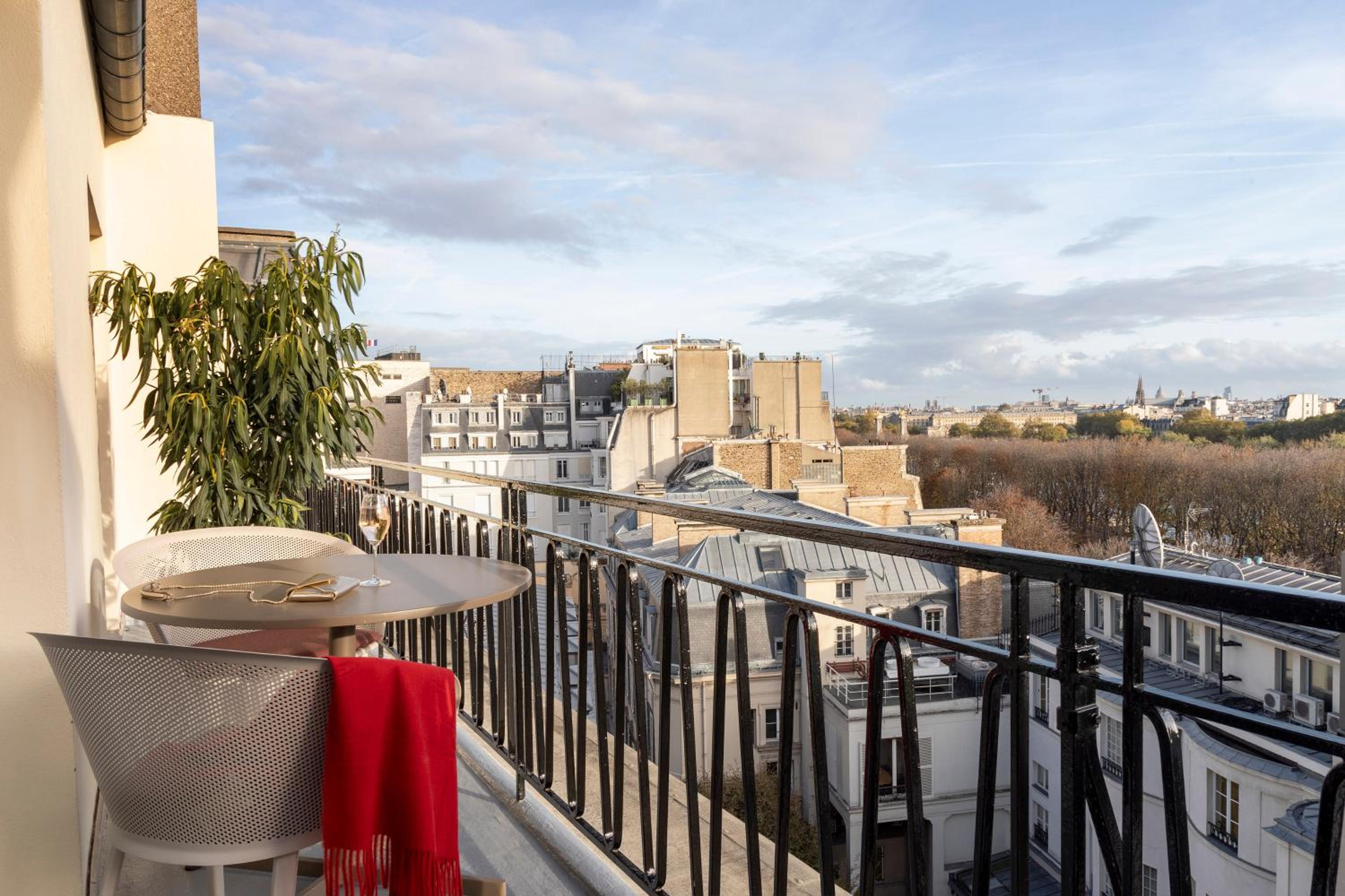 Grand Suite with Balcony thumbnail 6