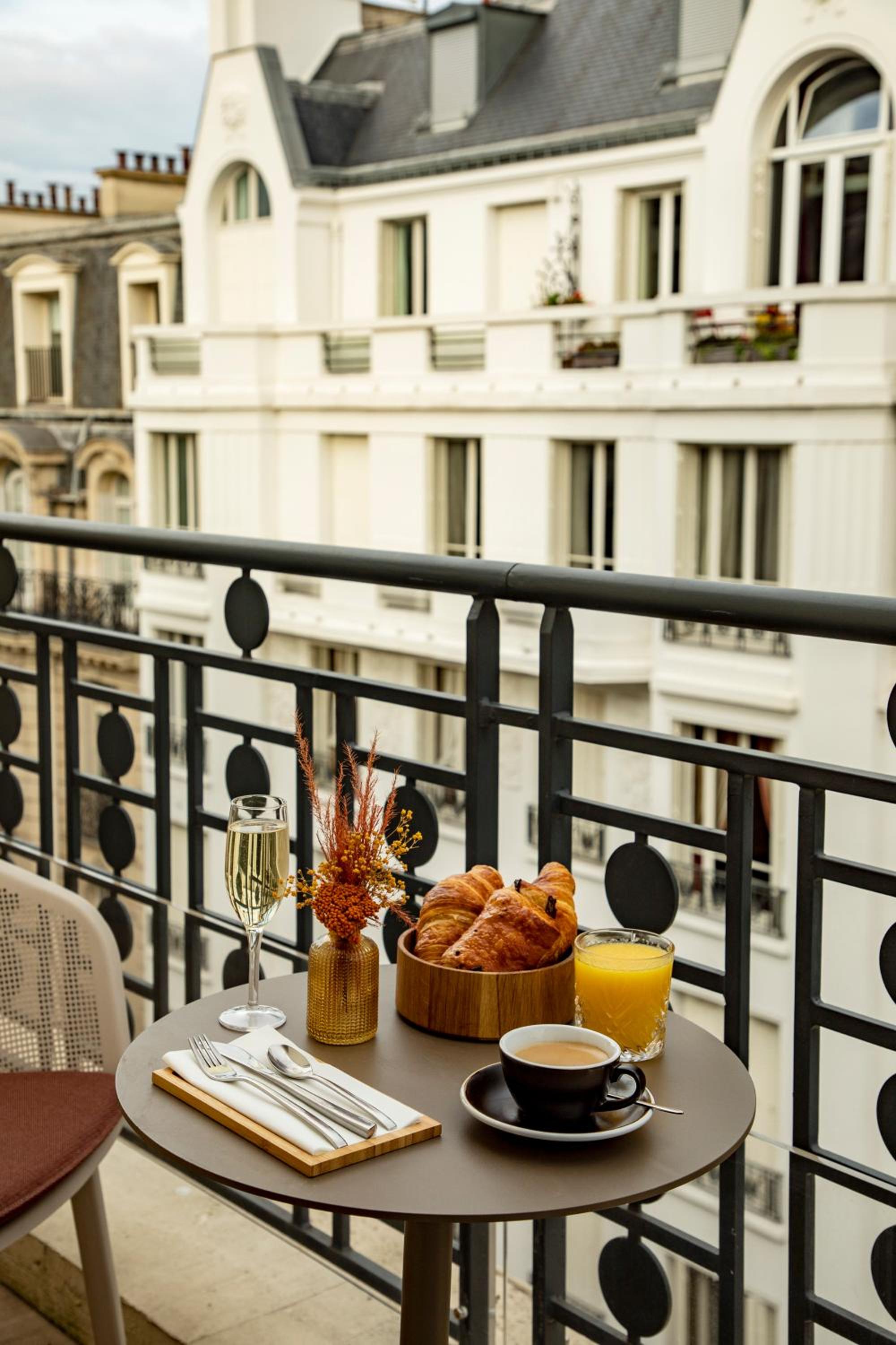 Deluxe Room with Balcony thumbnail 6