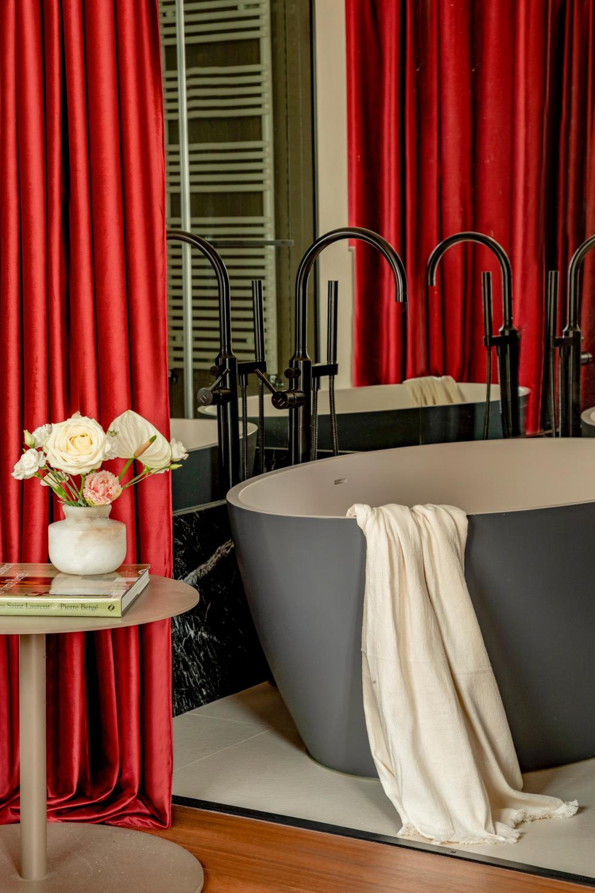 Deluxe Extra Room with Balcony thumbnail 6