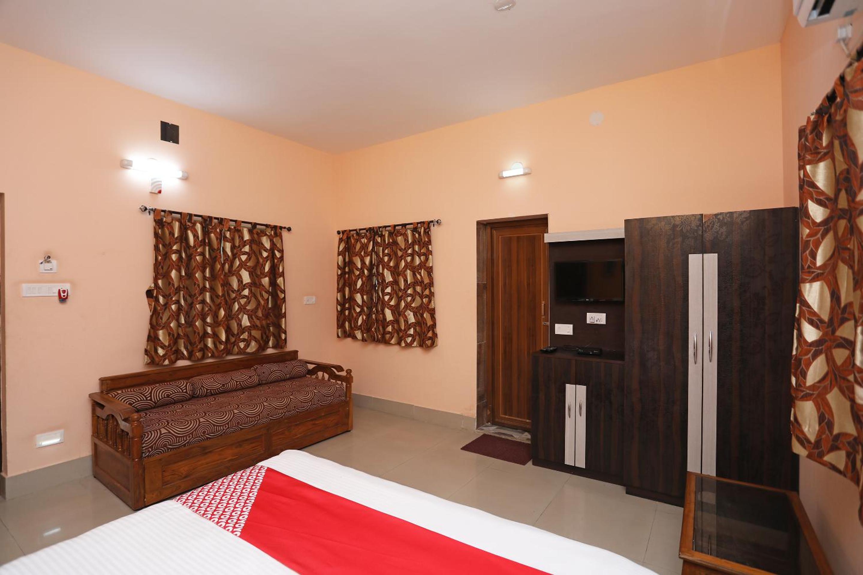 Deluxe Double Room (2 Adults + 1 Child) photo 1