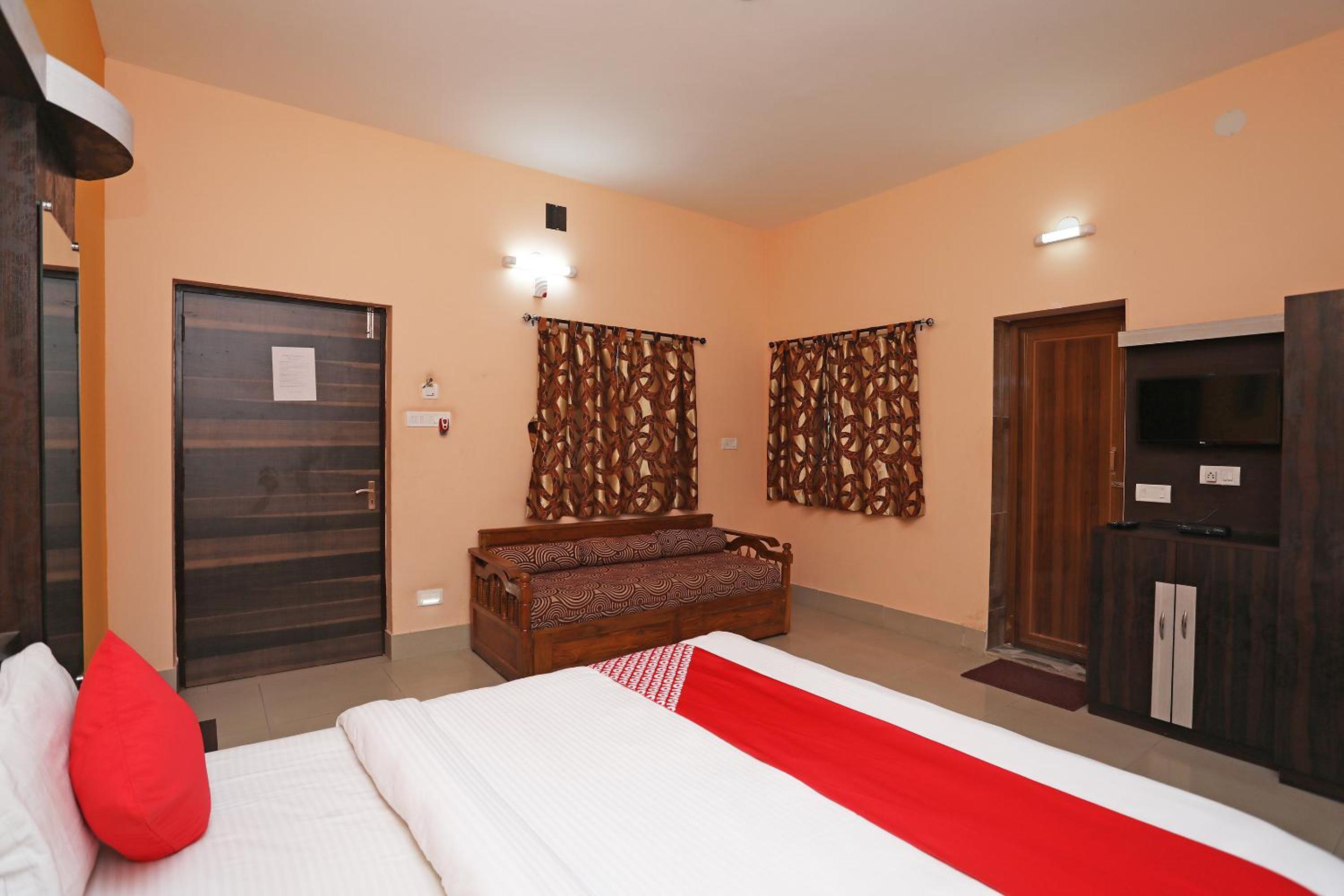 Deluxe Double Room (2 Adults + 1 Child) photo 2