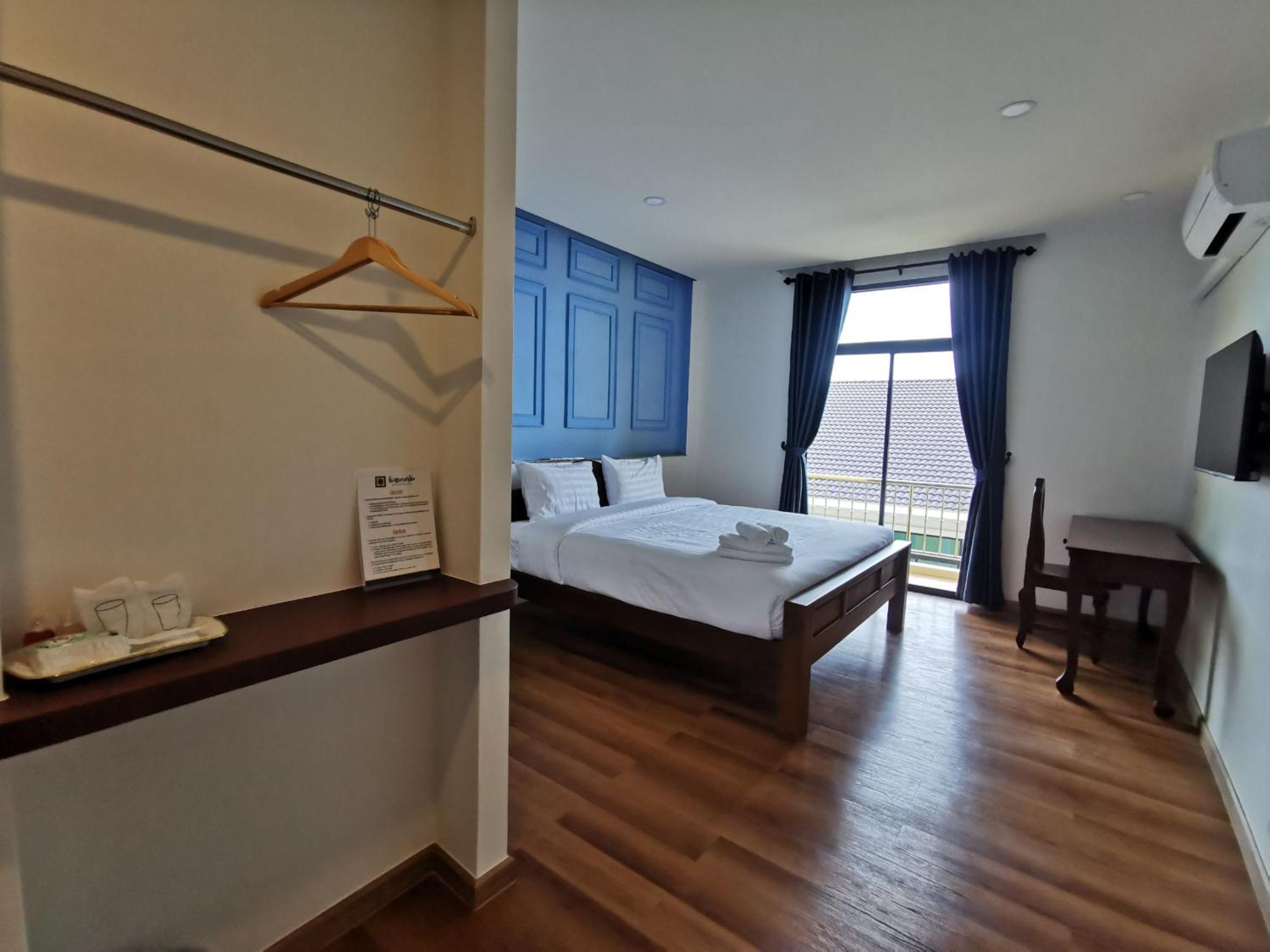 King Room with Balcony - Photo 2