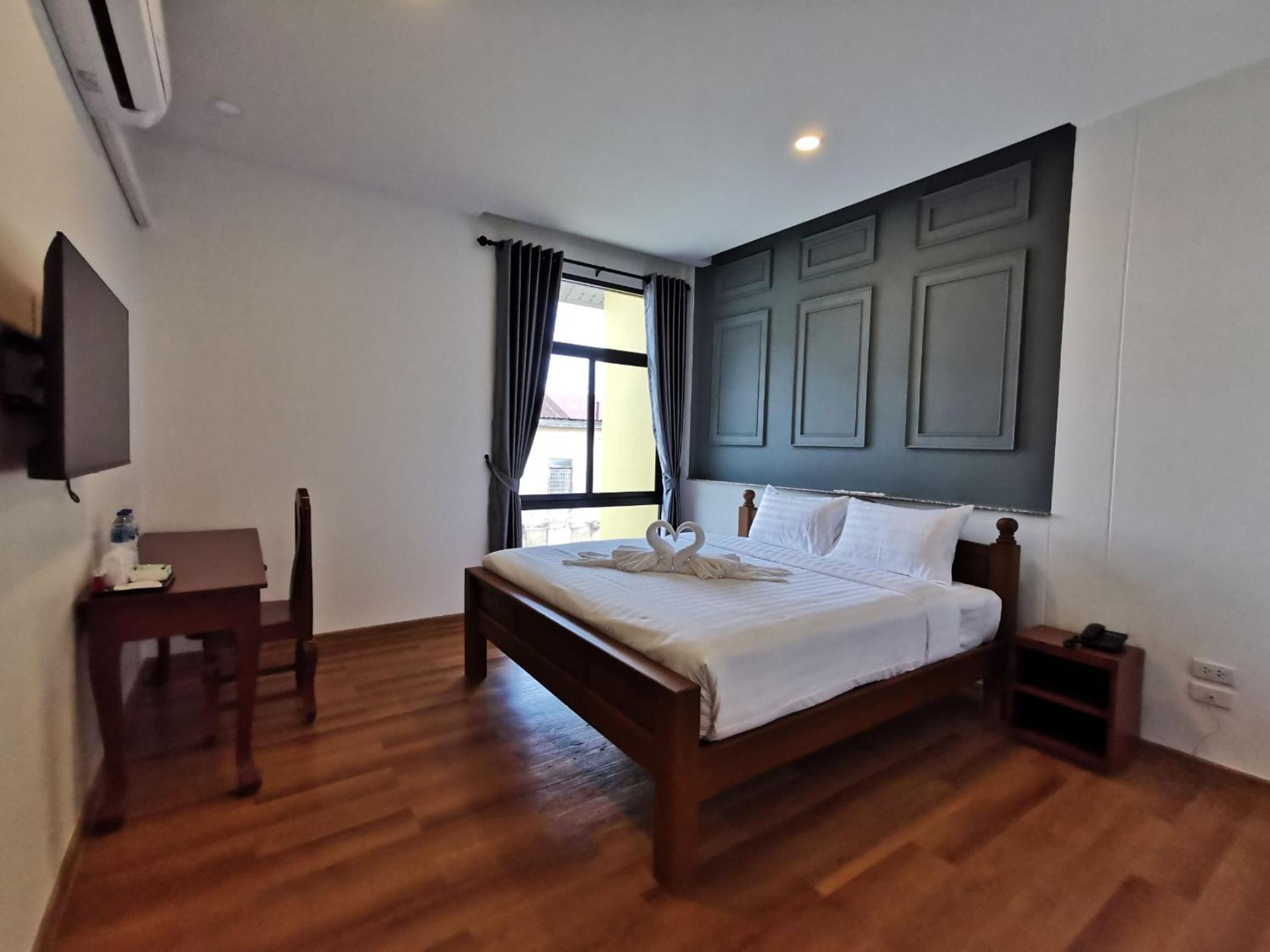 King Room with Balcony - Photo 1