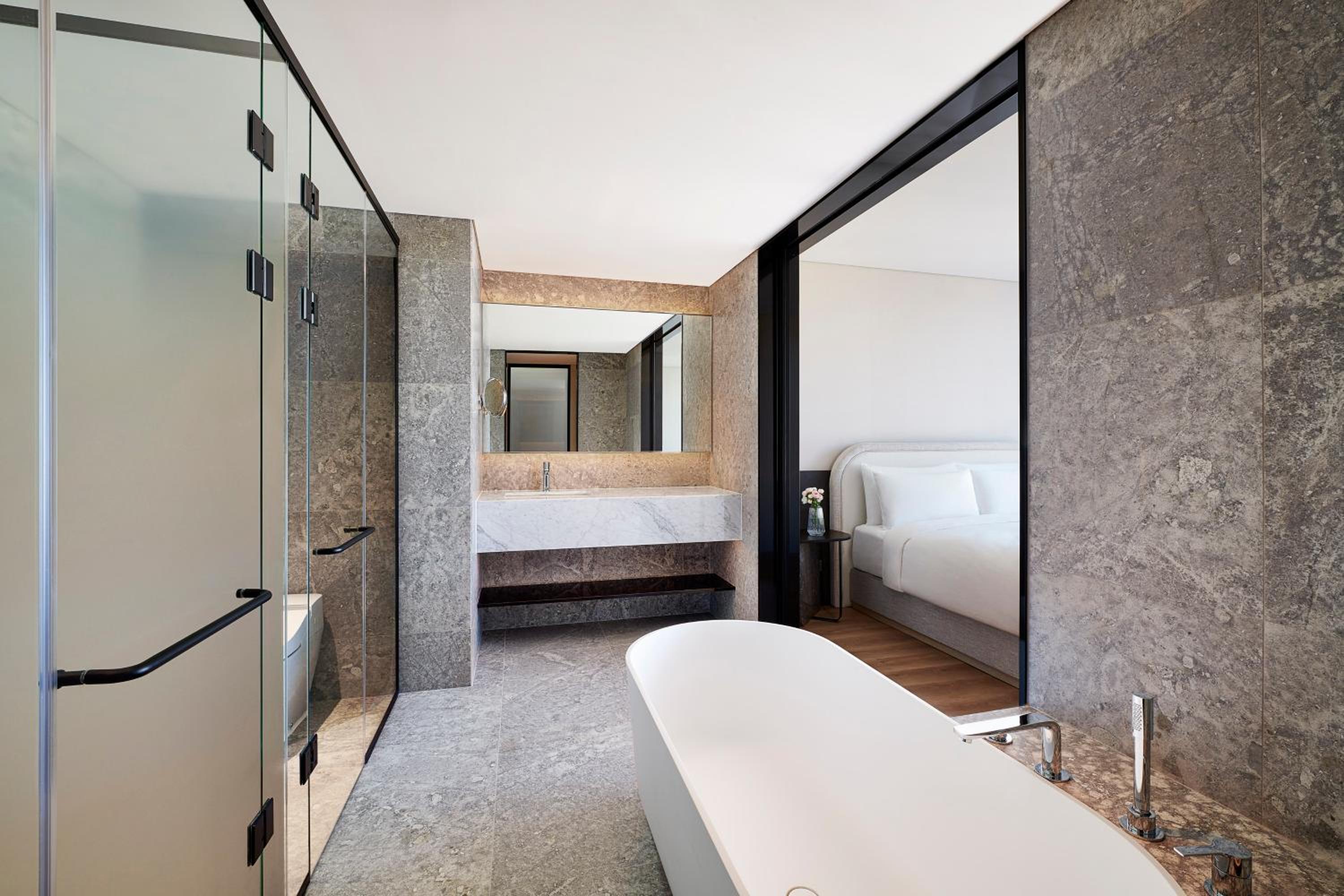 Namsan Suite with 1 King Bed, Namsan View - Photo 6
