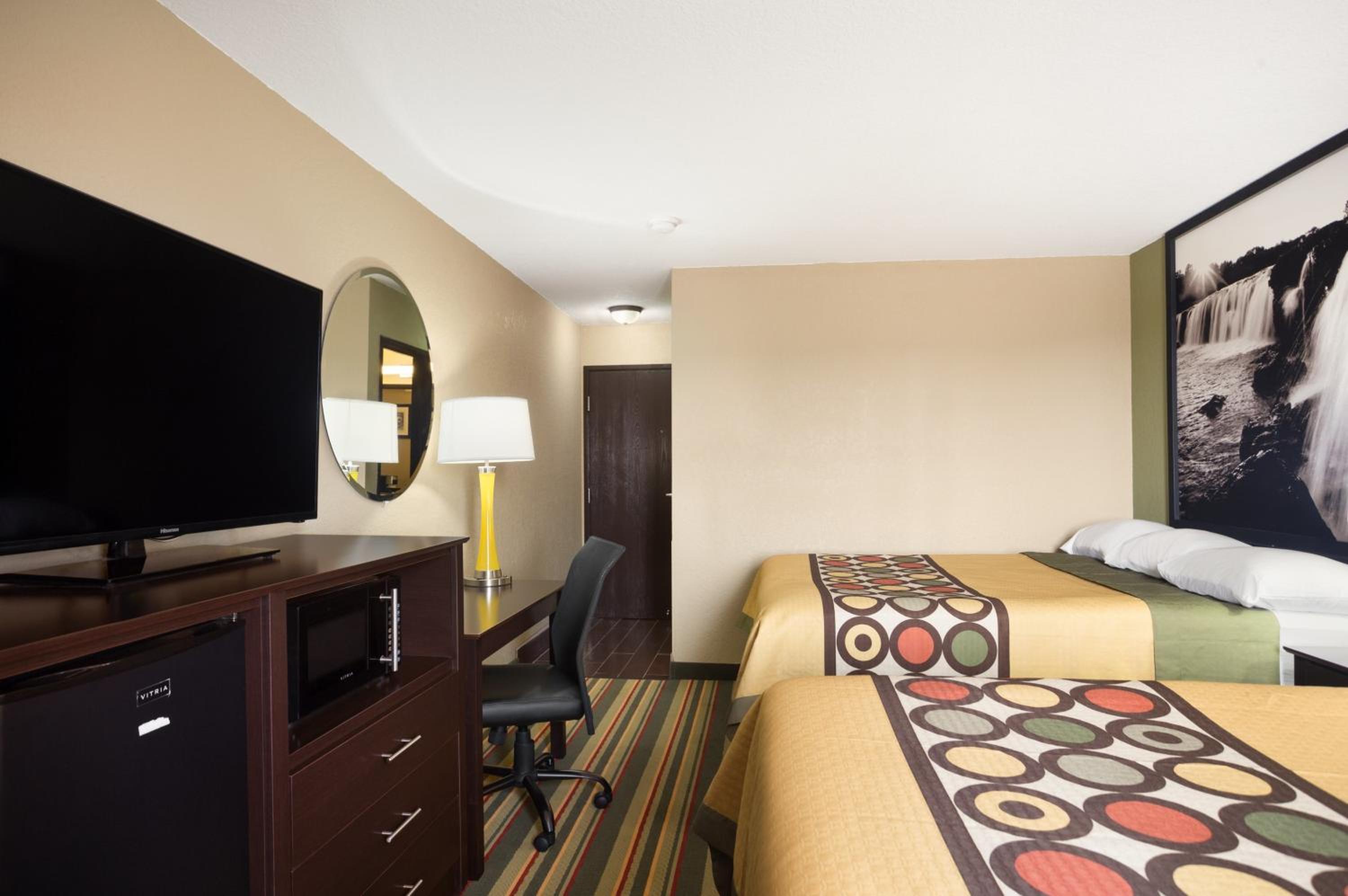 Queen Room with Two Queen Beds - Non-Smoking - Photo 1