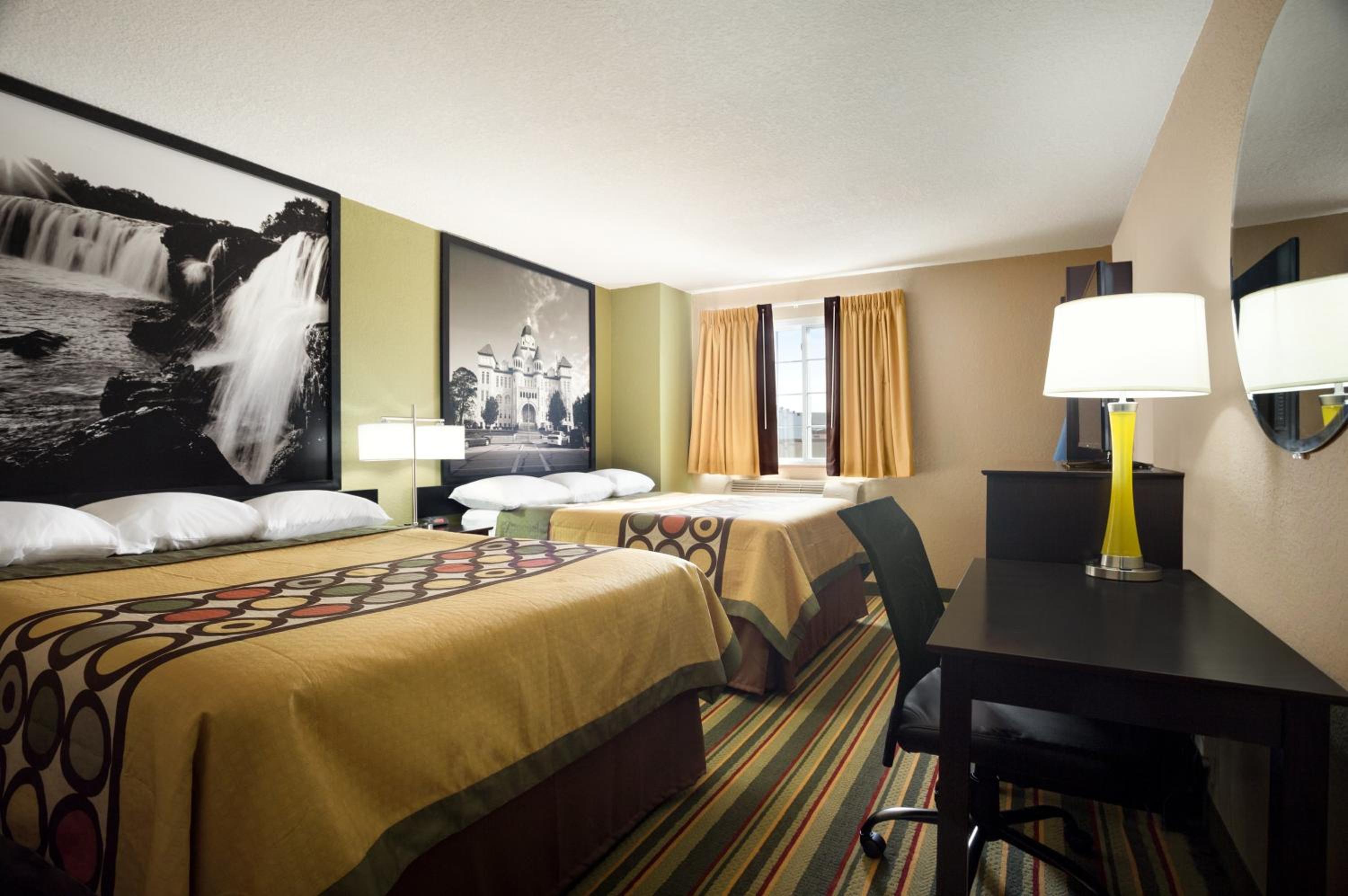 Queen Room with Two Queen Beds - Non-Smoking - Photo 3