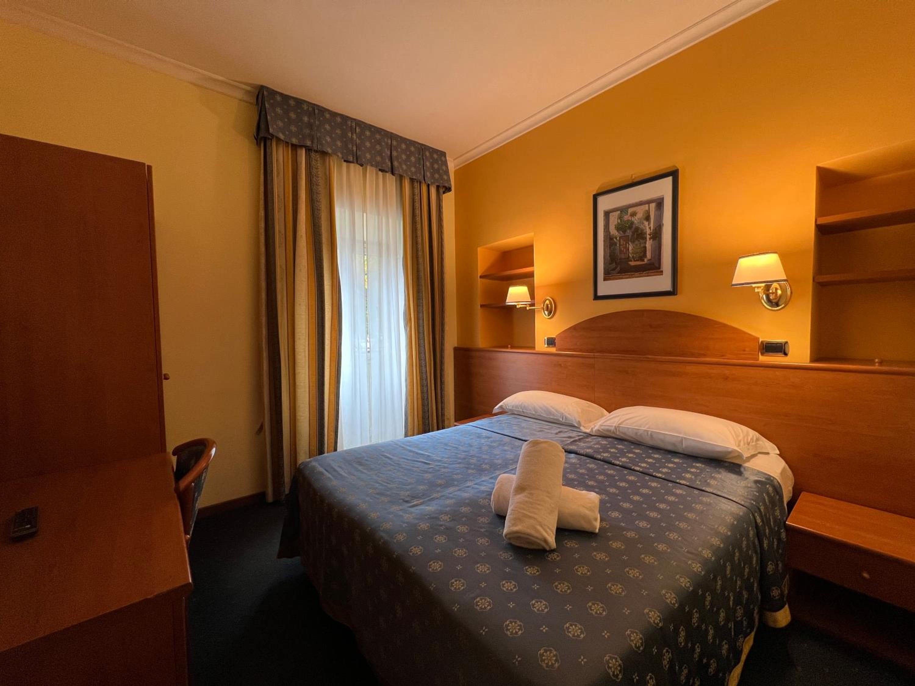Double or Twin Room thumbnail 6