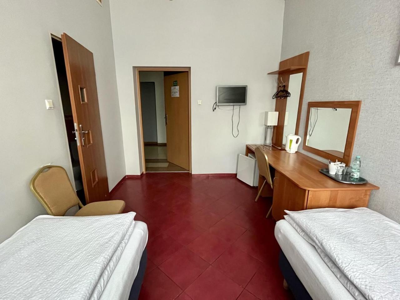 Double or Twin Room - Photo 9