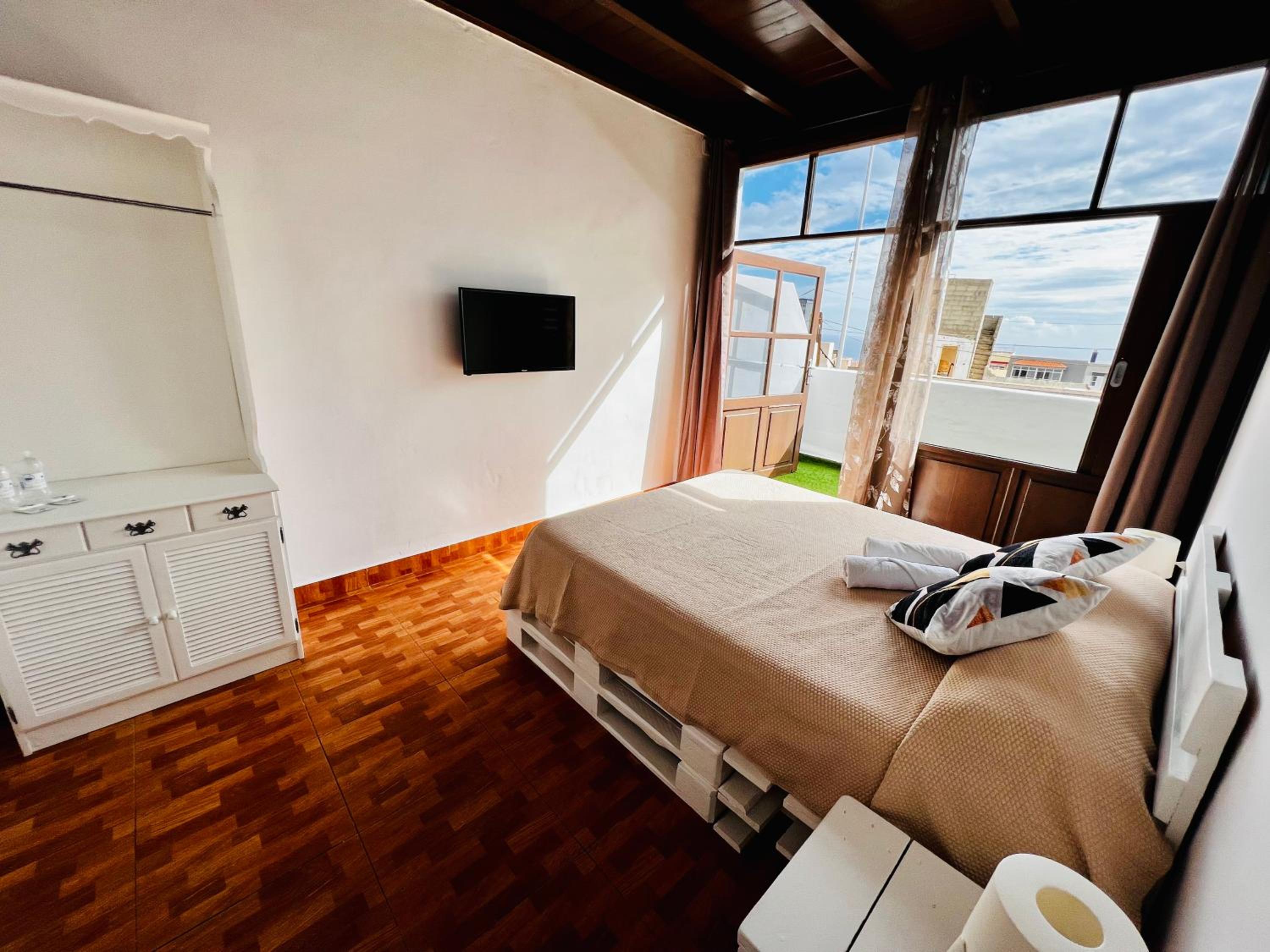 Deluxe Double Room with Balcony and Sea View - Photo 7