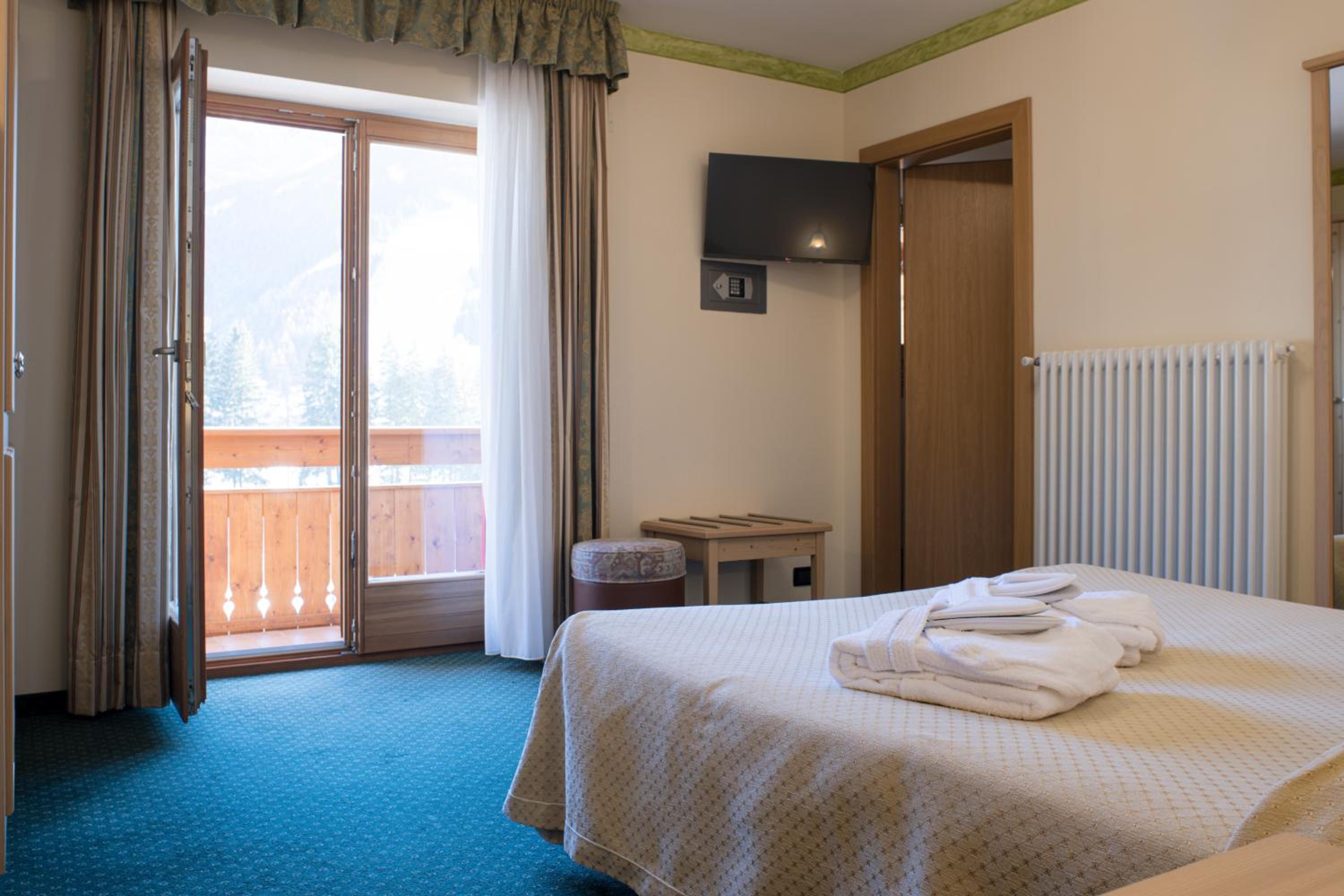 Superior King Room with Garden View photo 3