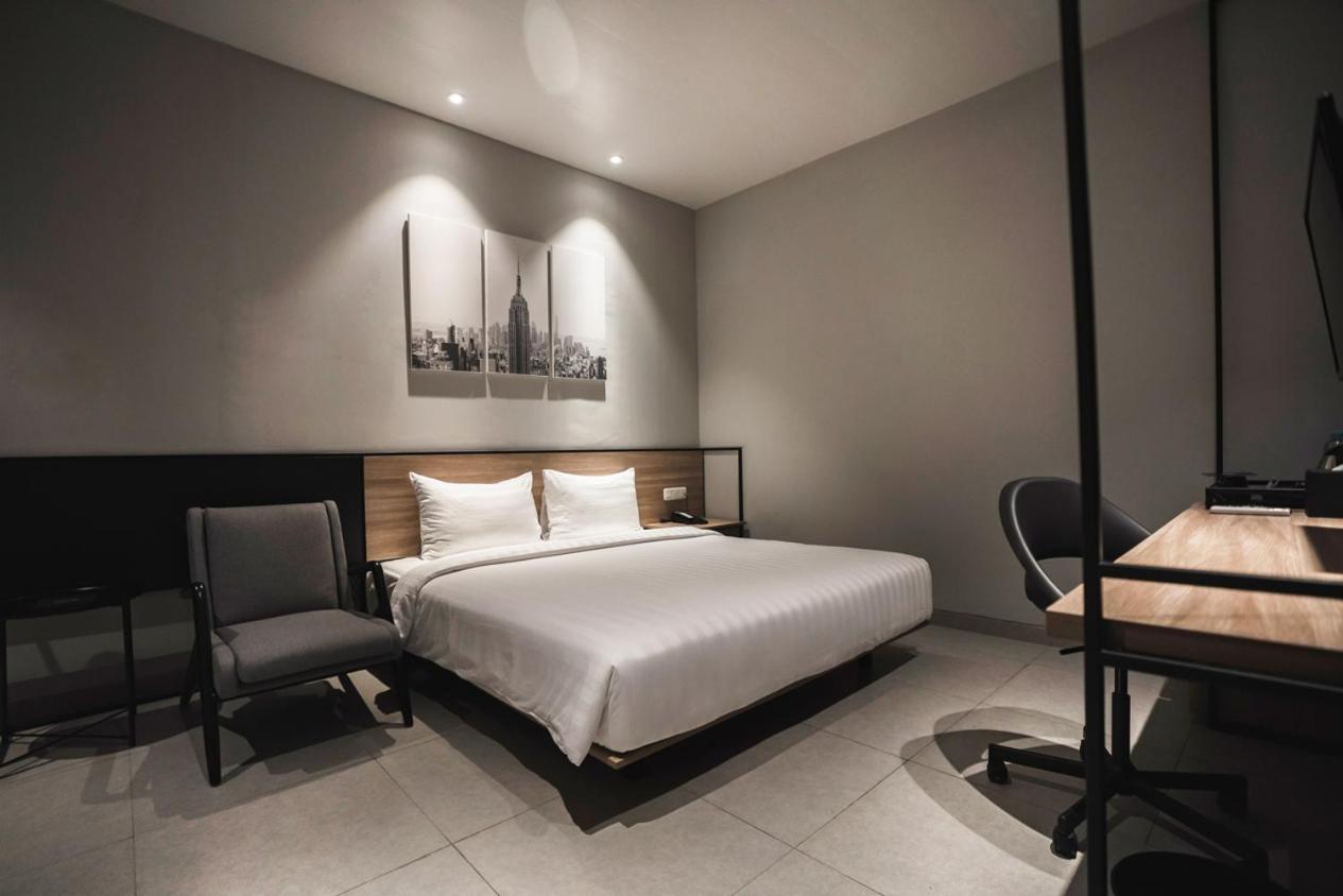 Deluxe Double Room with Free Airport Shuttle - Photo 4