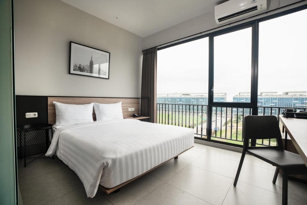 Premier Room with Free Airport Shuttle - Photo 1