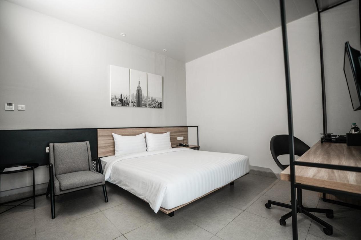 Deluxe Double Room with Free Airport Shuttle - Photo 2