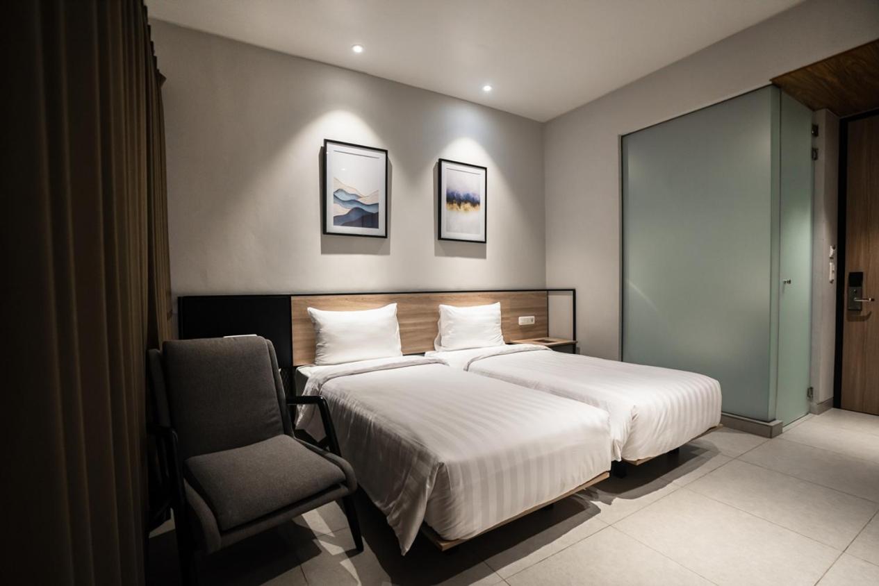 Deluxe Double Room with Free Airport Shuttle - Photo 5