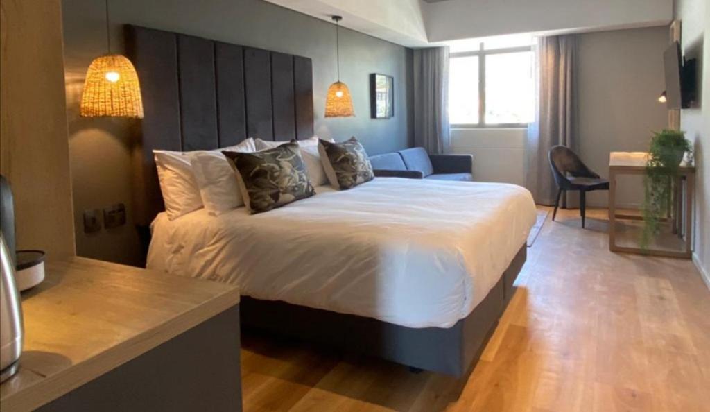 Luxury Suite with Mountain View - Photo 13