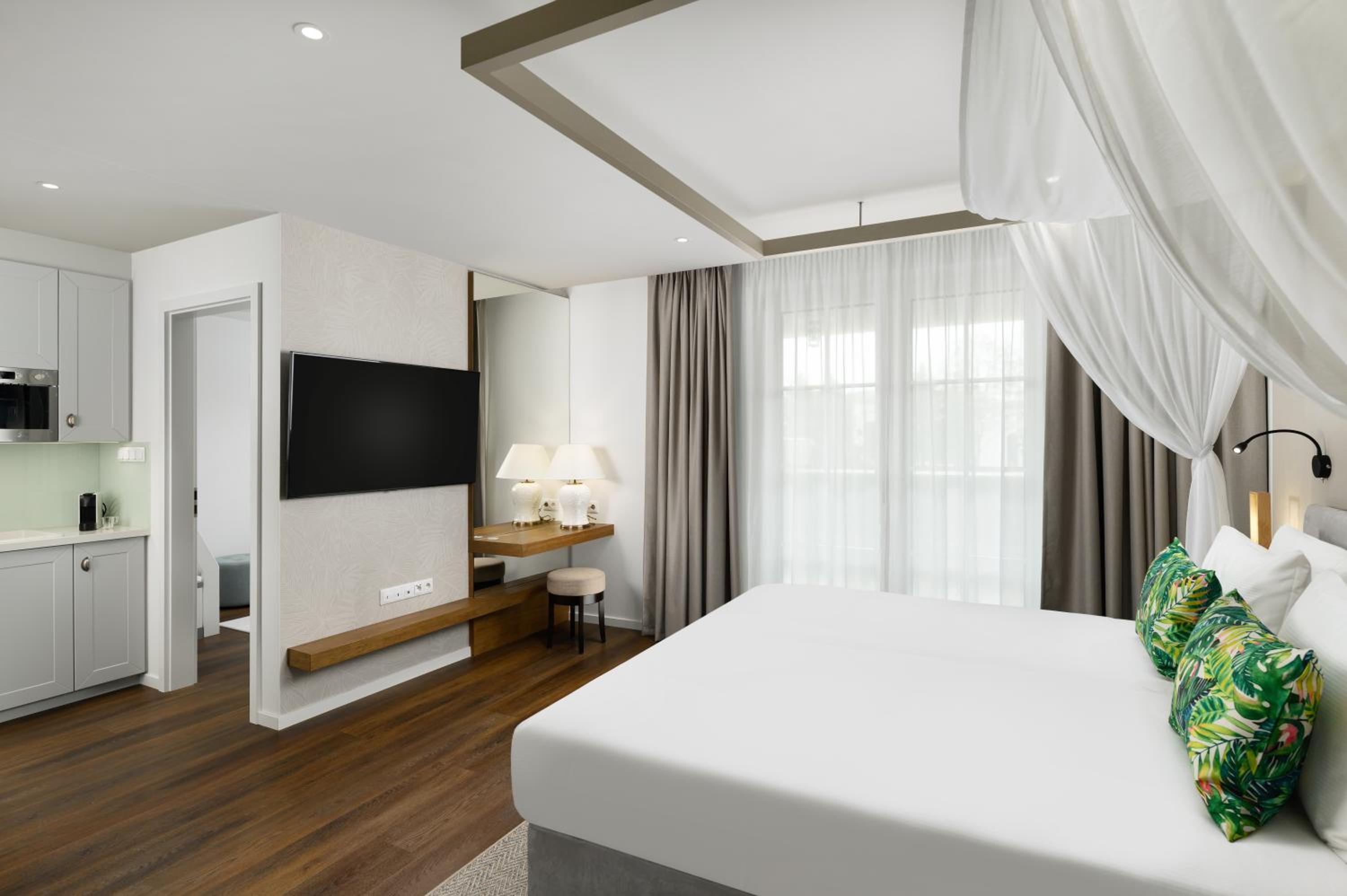 Deluxe Suite with King Bed  - Photo 10