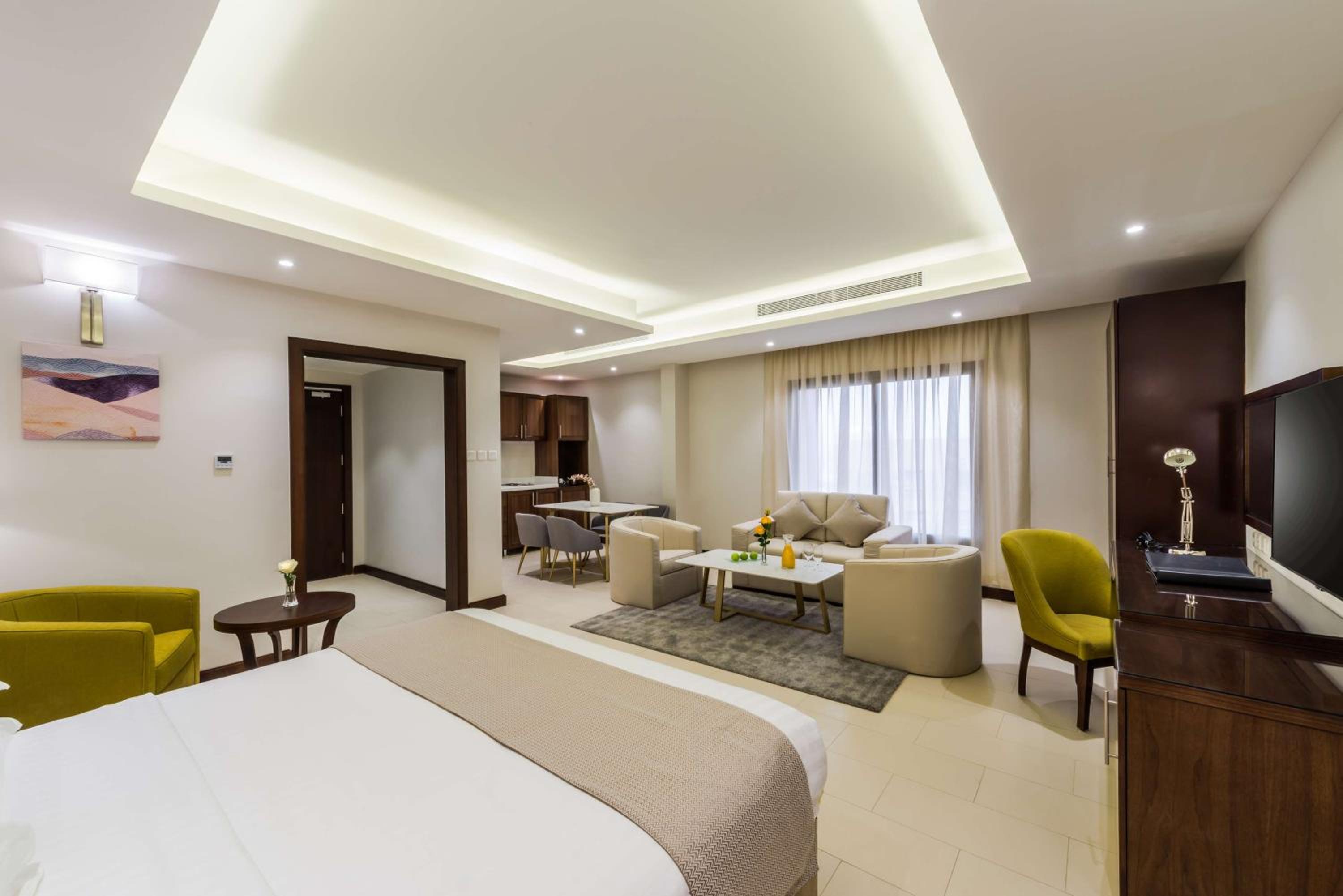 Junior King Suite - Non-Smoking - Photo 6