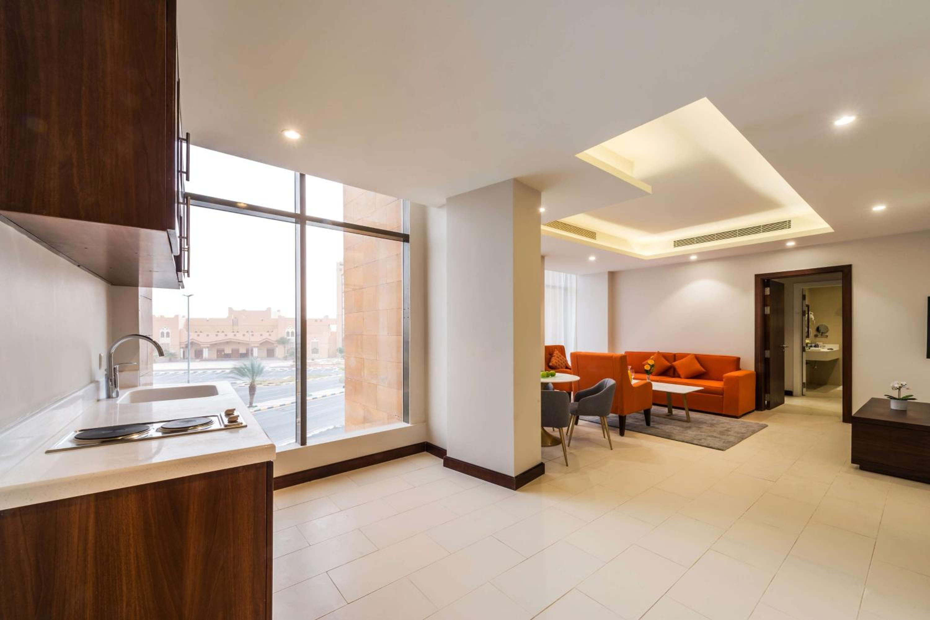 Premium King Suite with City View - Photo 4