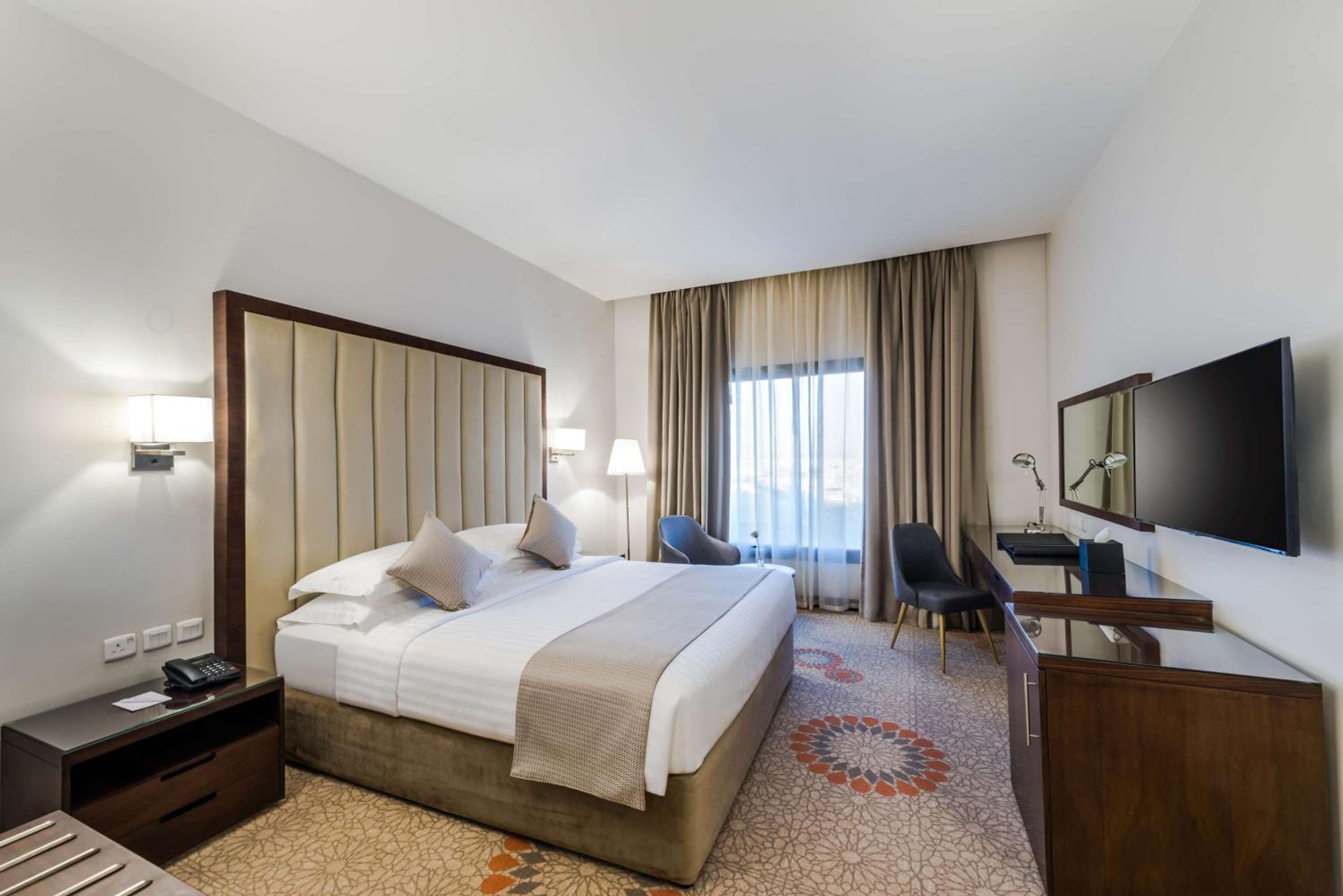 Superior King Room - Non-Smoking - Photo 5