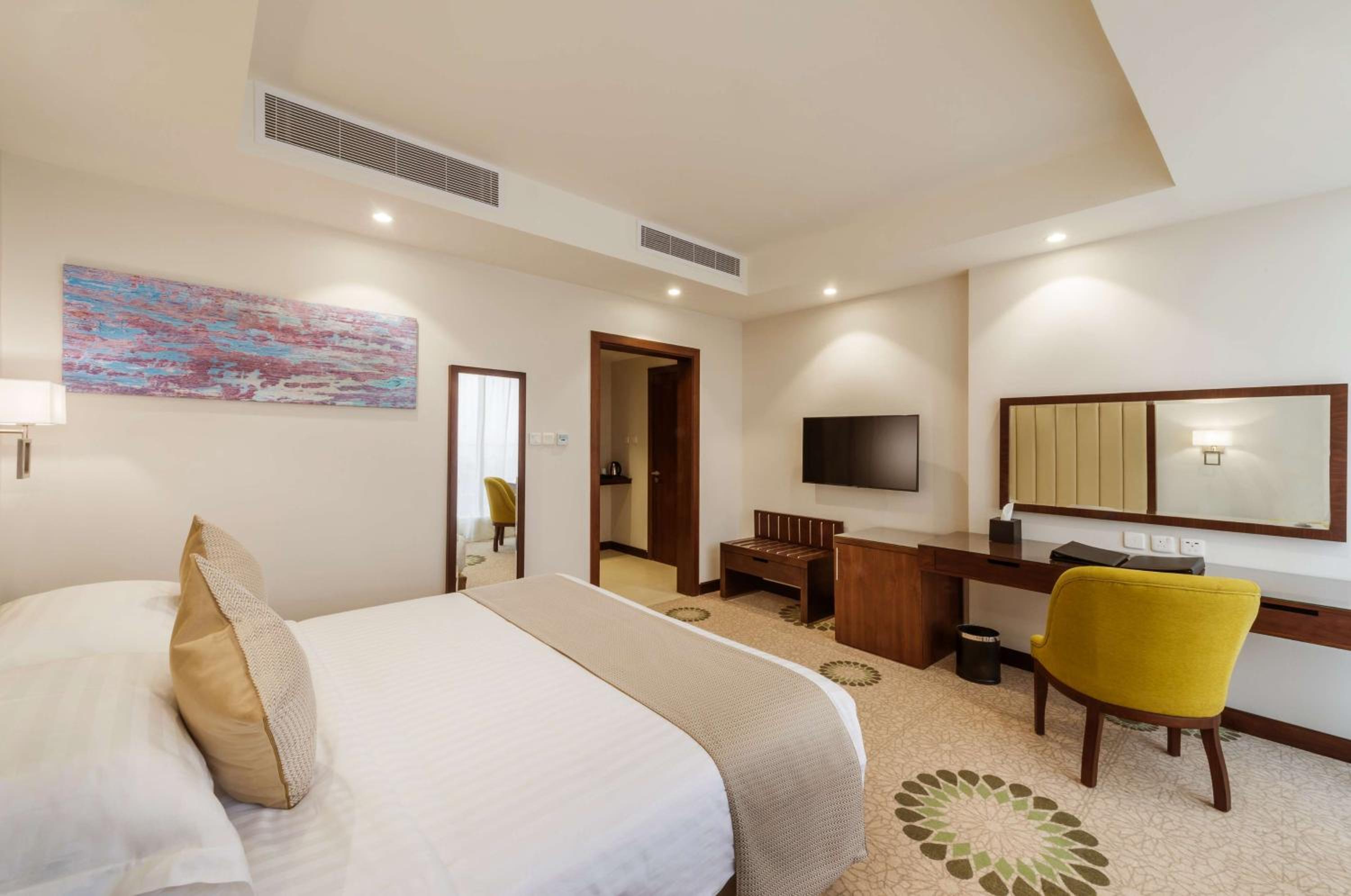 Royal King Suite with City View photo 3
