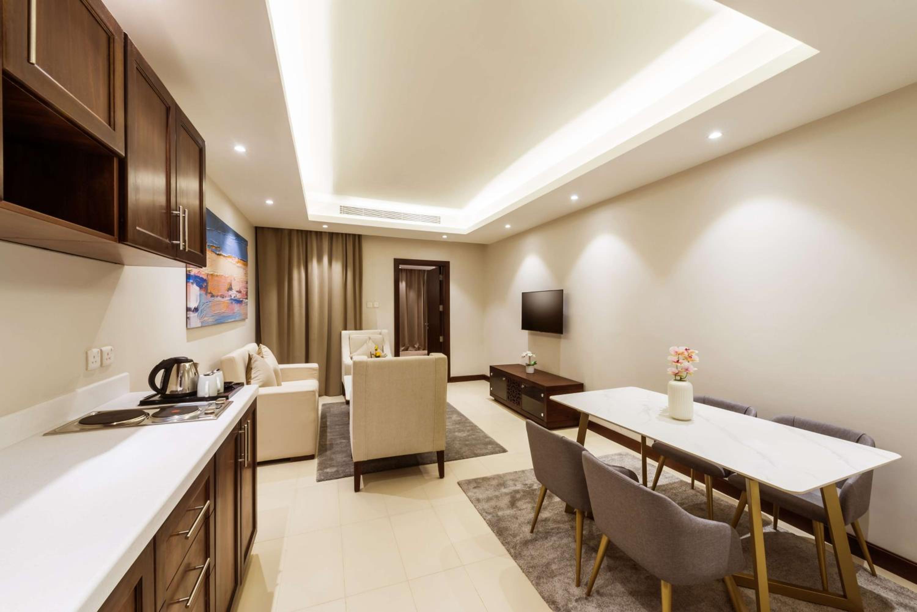 Executive King Suite - Non-Smoking - Photo 8
