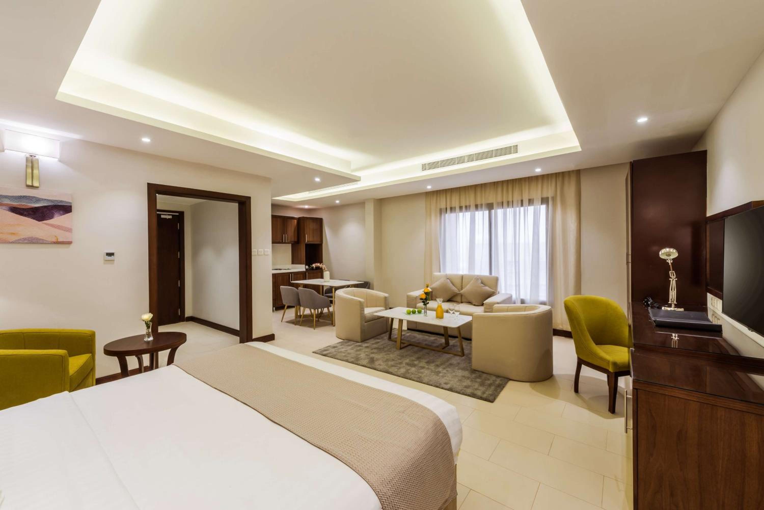 Junior King Suite - Non-Smoking - Photo 2