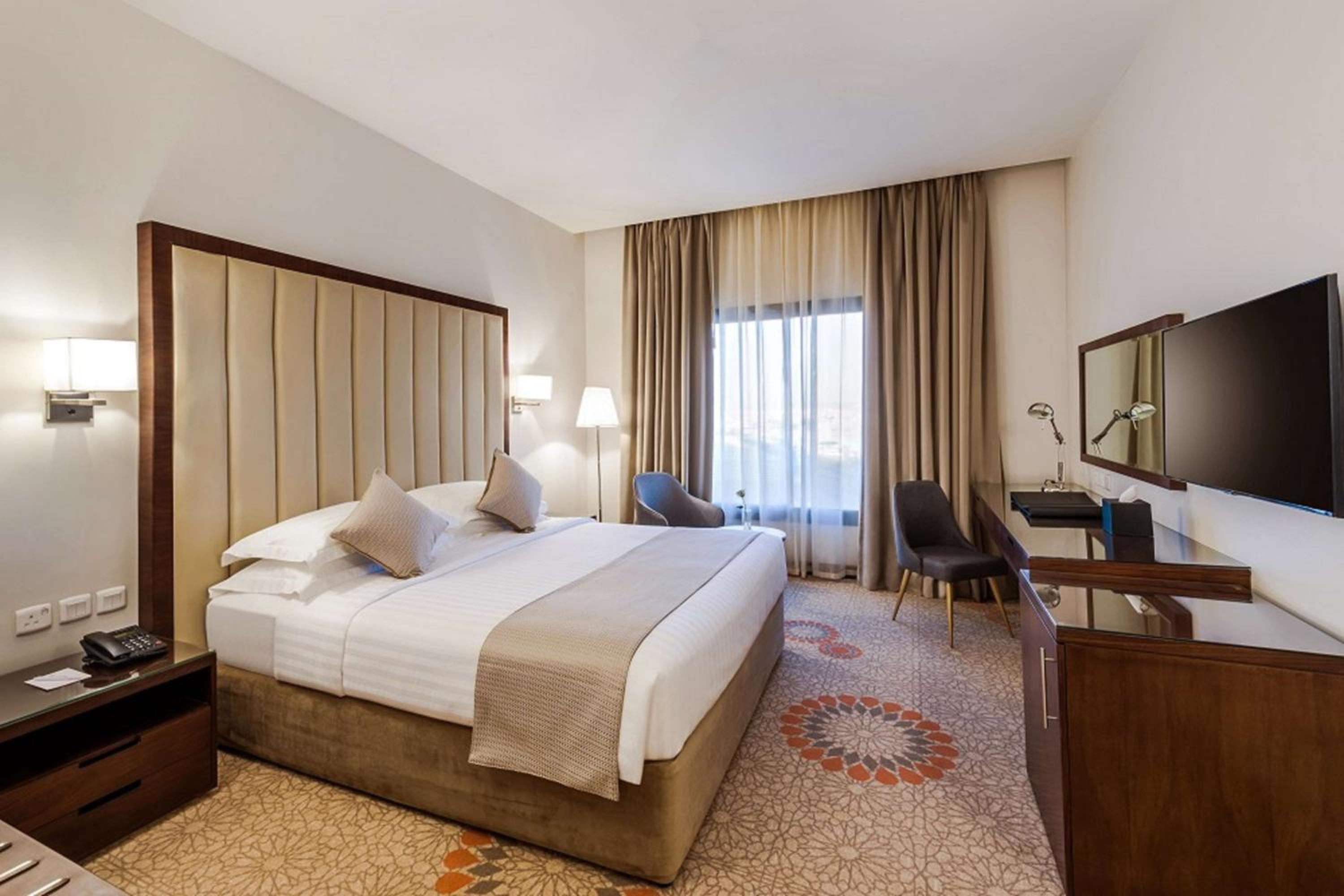 Deluxe King Room - Smoking - Photo 3
