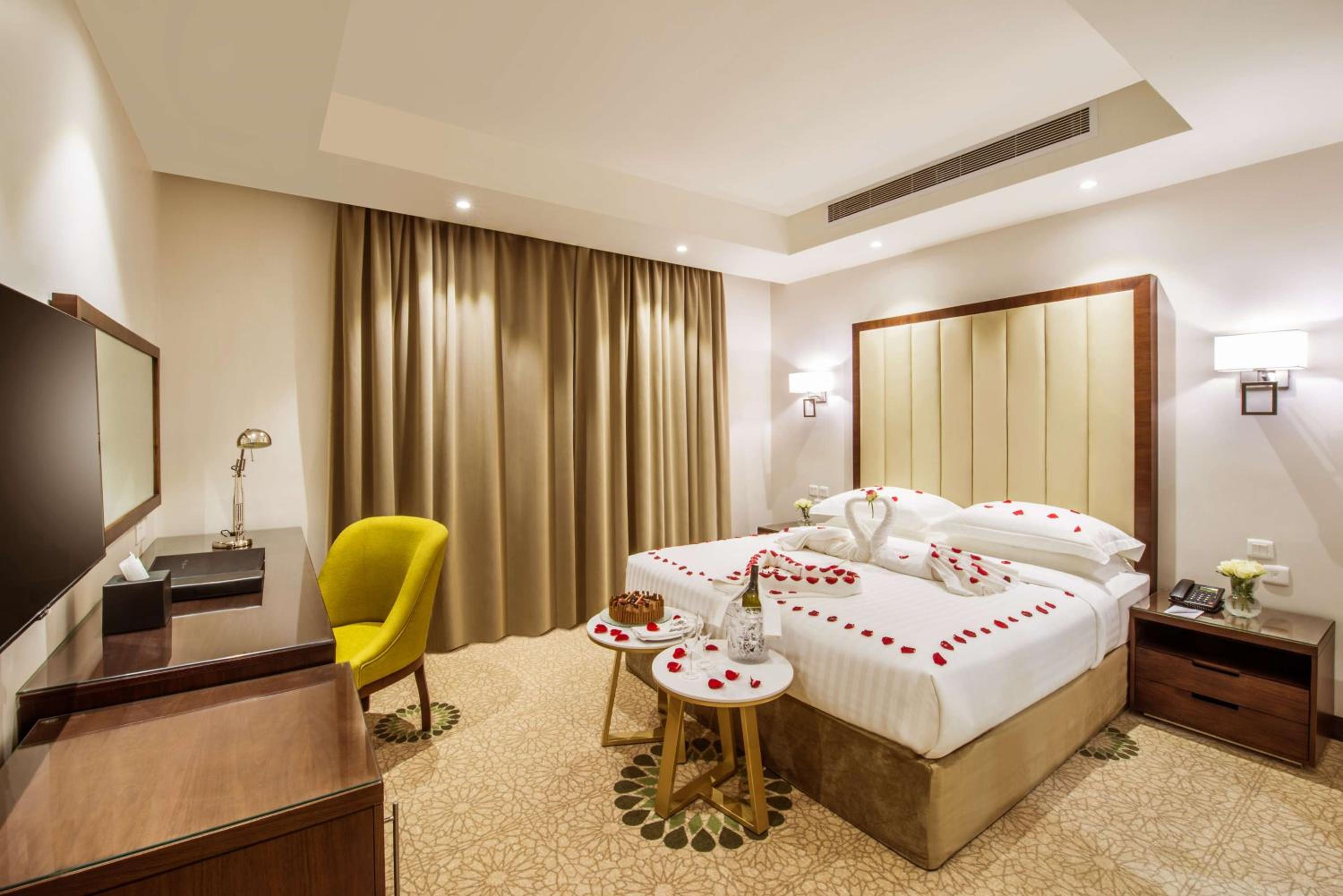 Executive King Suite - Non-Smoking - Photo 7