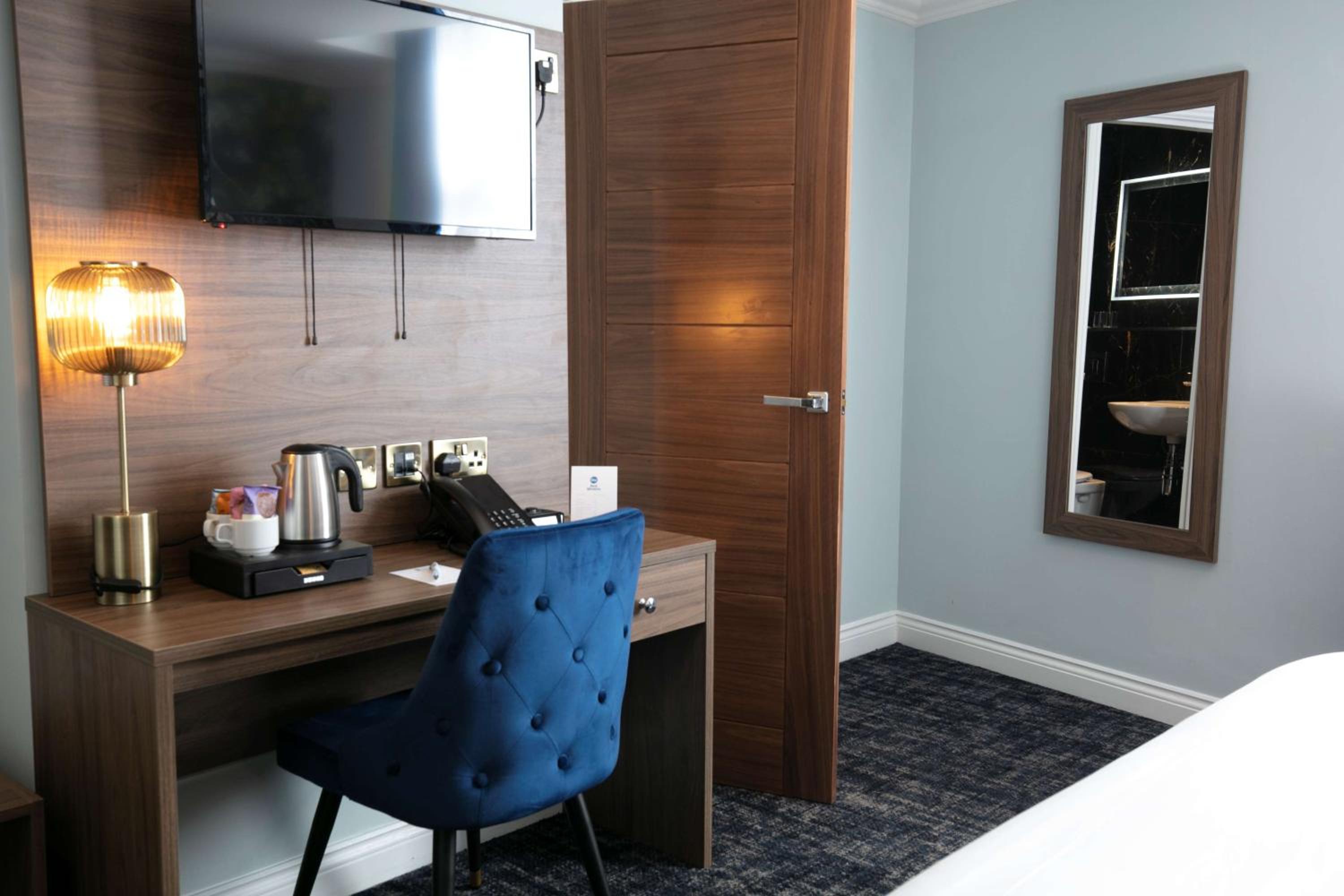 Family Room with One King Bed and Two Single Beds - Non-Smoking - Photo 3