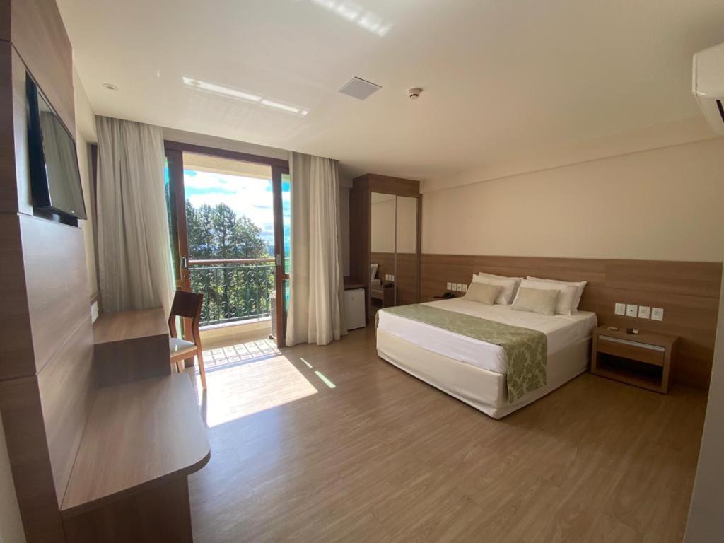 Apartment with Pool View