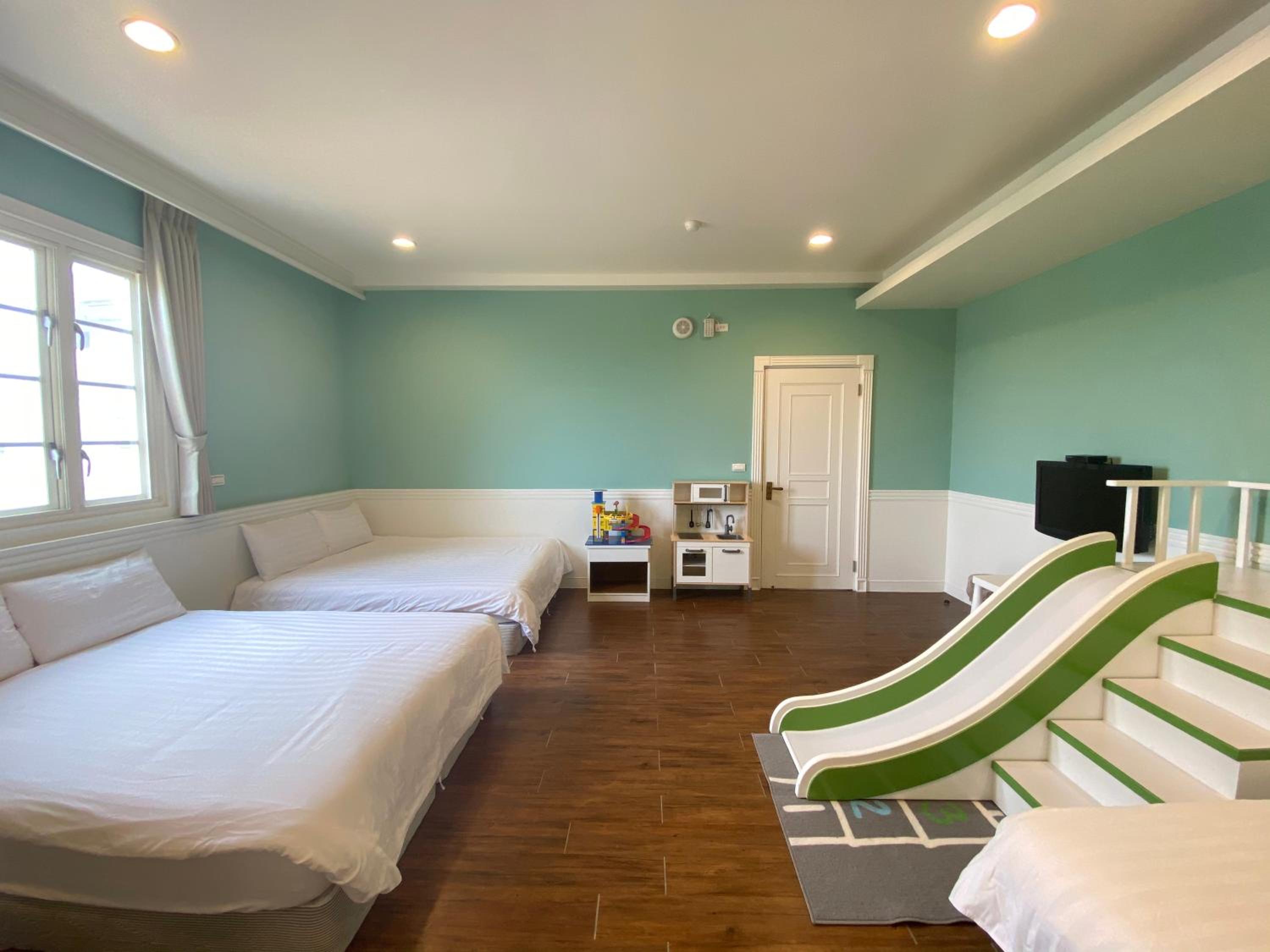 Superior Family Room photo 2