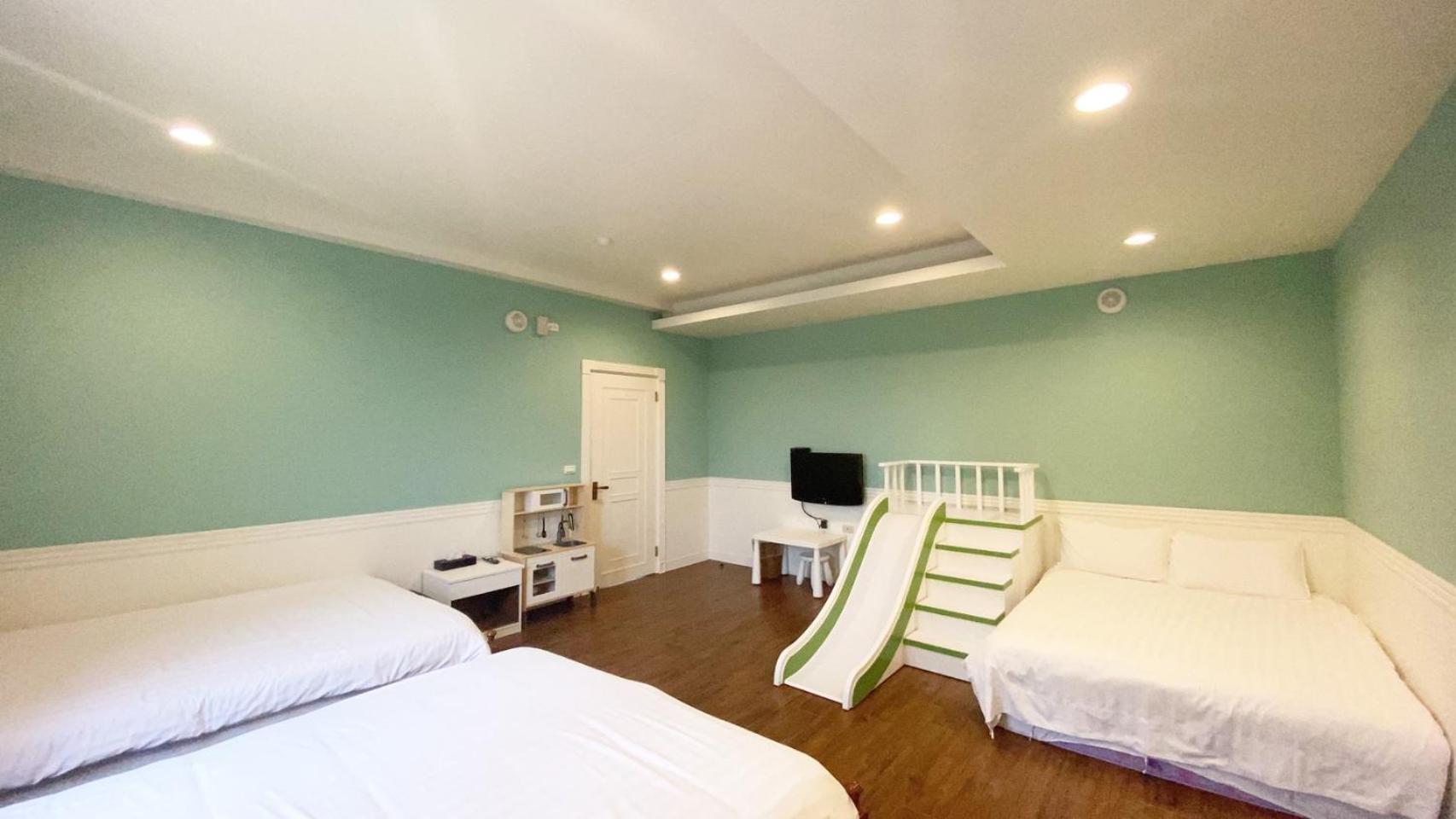 Superior Family Room photo 3