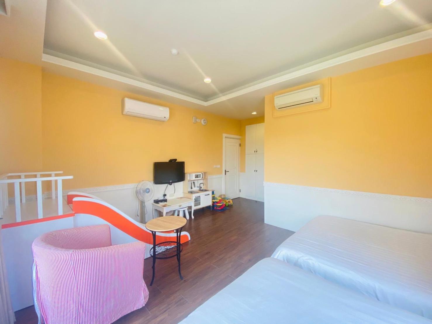 Family Room with Balcony photo 2