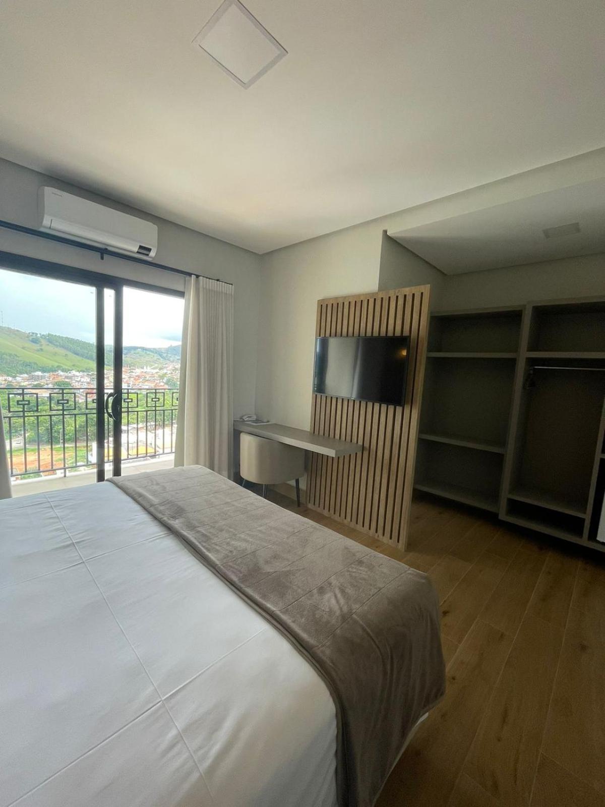 Deluxe Suite with Lake View - Photo 3